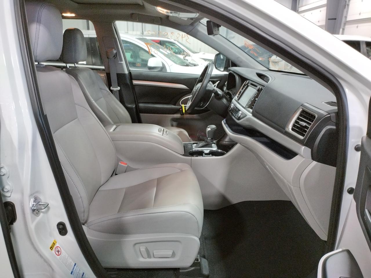 Photo 5 from auction – 2019 TOYOTA HIGHLANDER with VIN 5TDJZRFH7KS621702
