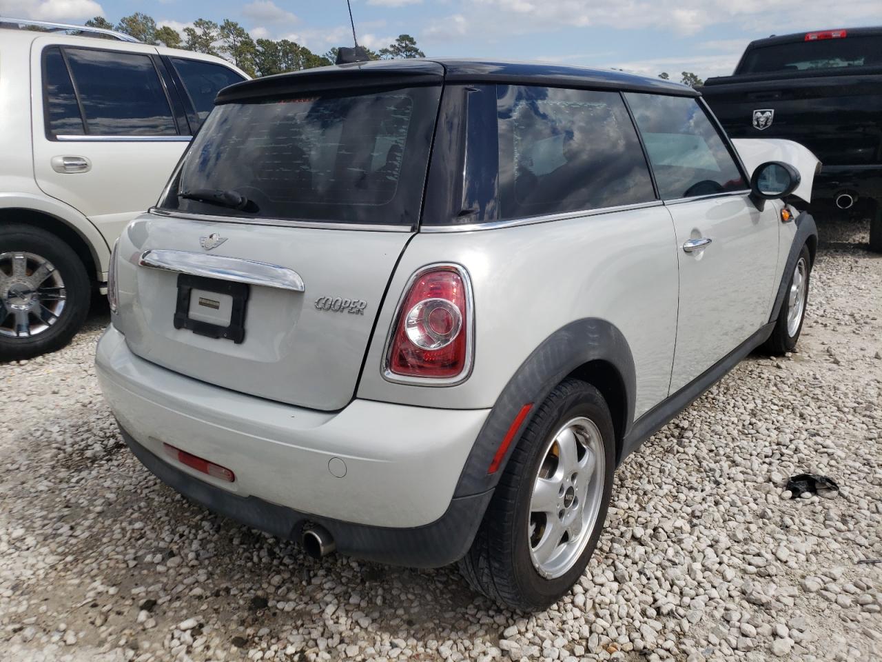 Photo 4 from auction – 2011 MINI COOPER with VIN WMWSU3C54BTX96532