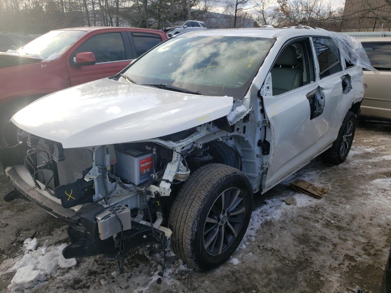 Photo 2 from auction – 2018 TOYOTA HIGHLANDER with VIN 5TDJZRFHXJS867772