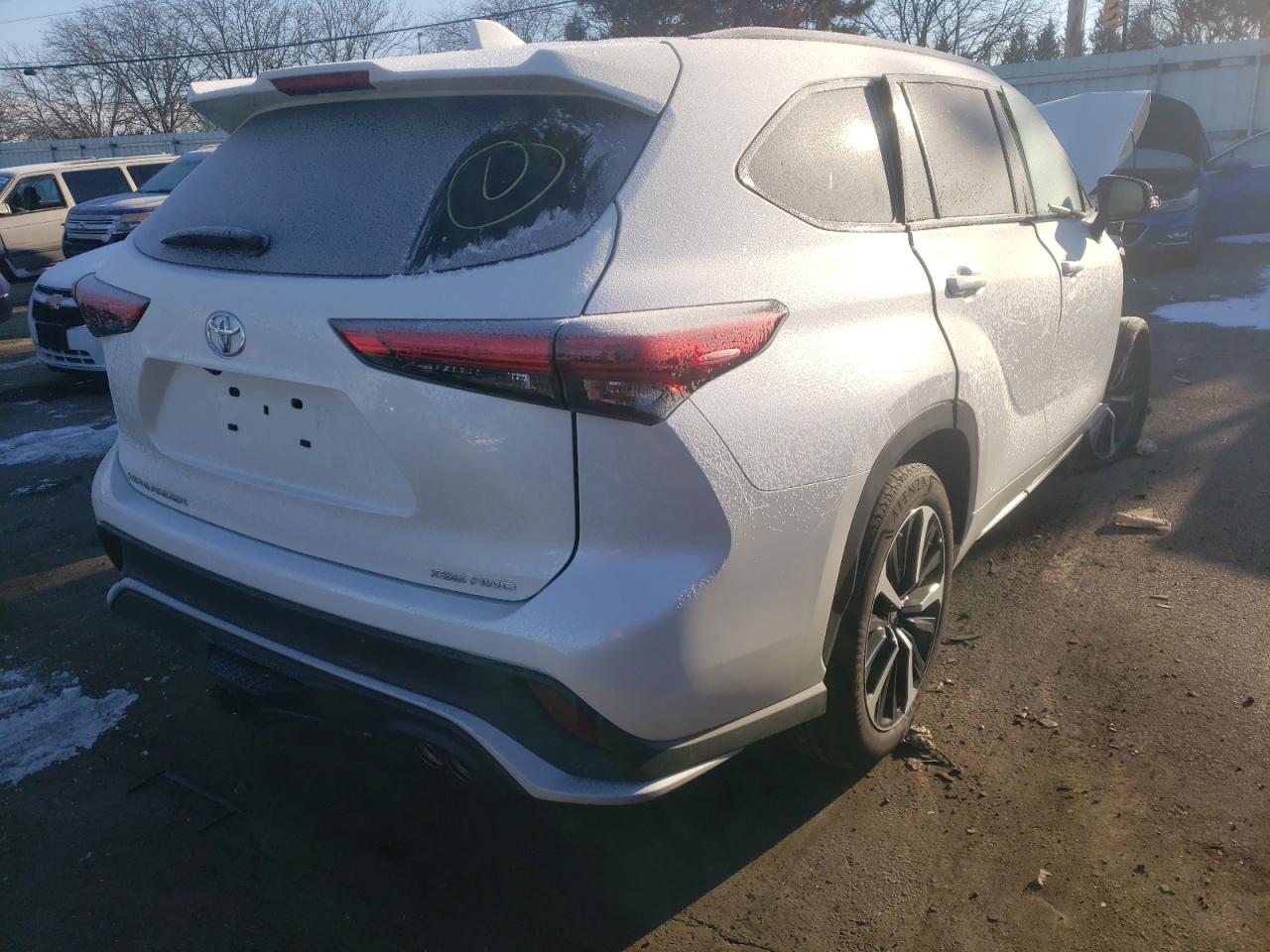 Photo 4 from auction – 2021 TOYOTA HIGHLANDER with VIN 5TDLZRBH2MS095710