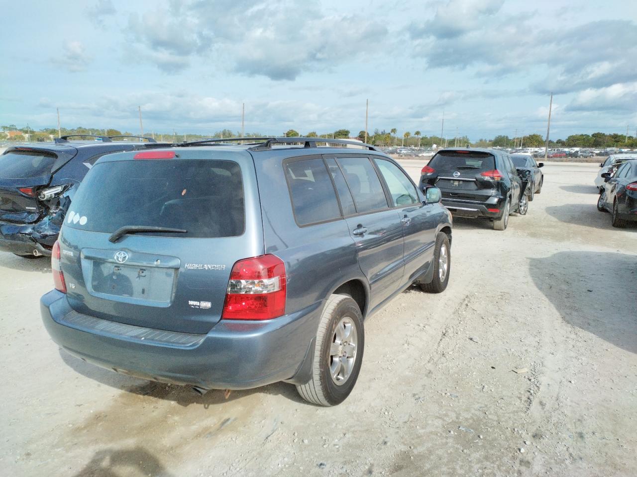 Photo 4 from auction – 2006 TOYOTA HIGHLANDER with VIN JTEGP21A460110387