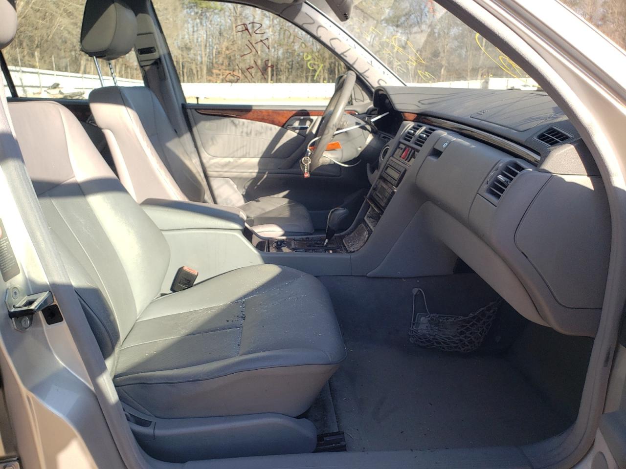 Photo 5 from auction – 2001 MERCEDES-BENZ E 320 with VIN WDBJF65J81B289589
