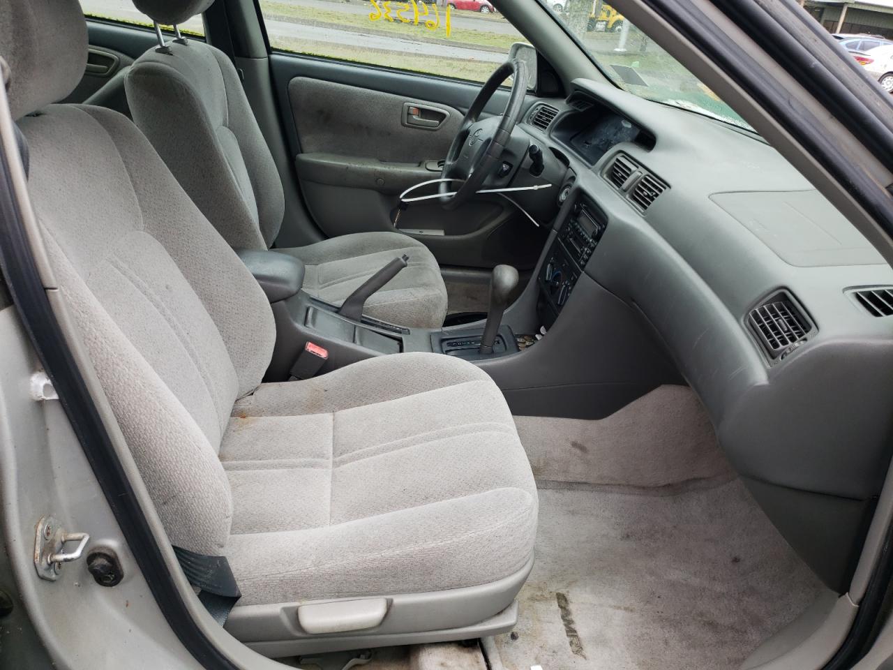 Photo 5 from auction – 2001 TOYOTA CAMRY CE with VIN 4T1BG22K01U048764