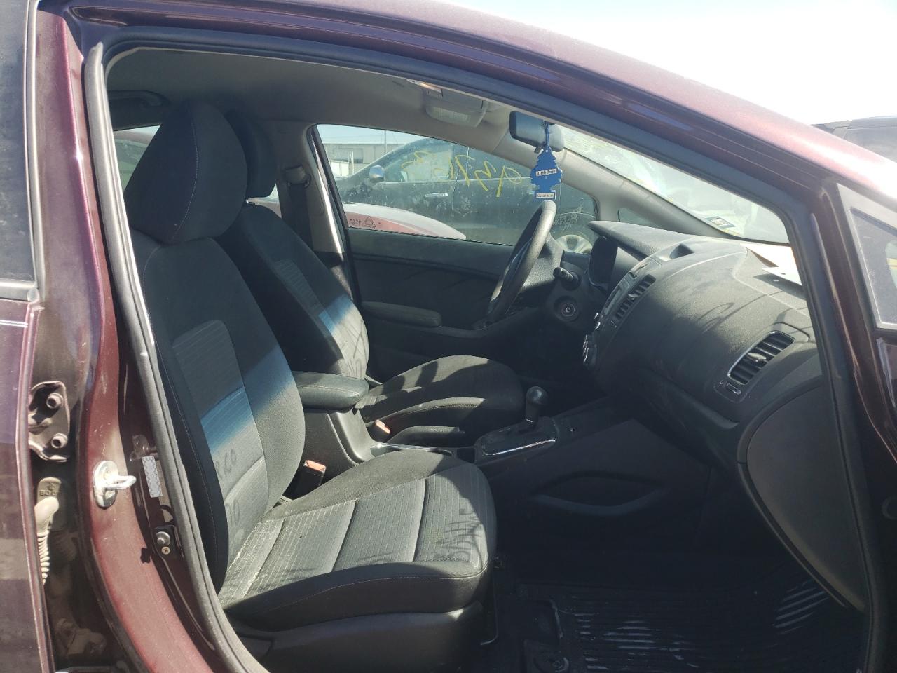 Photo 5 from auction – 2017 KIA FORTE LX with VIN 3KPFL4A75HE049573