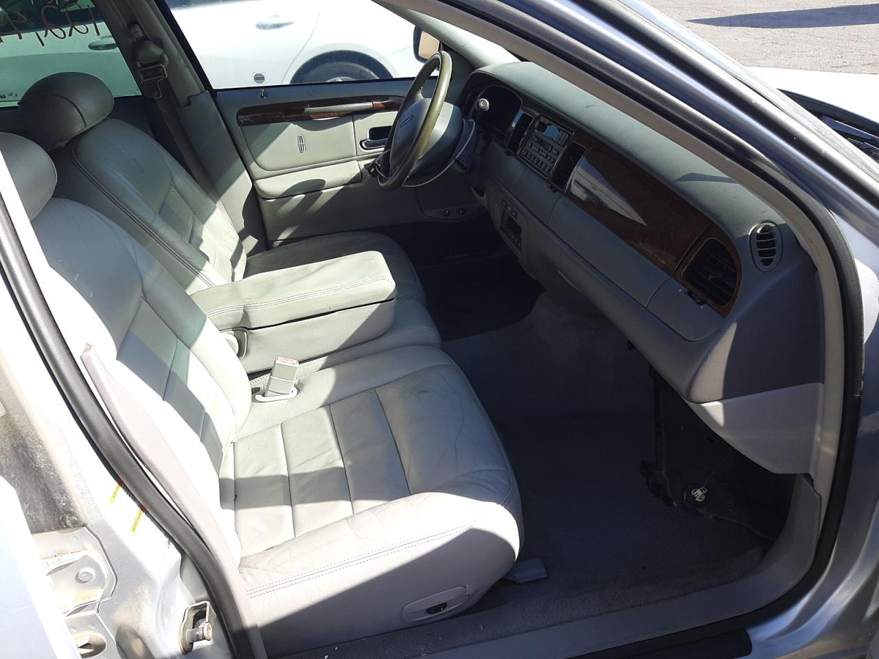 Photo 5 from auction – 2002 LINCOLN TOWN CAR E with VIN 1LNHM81W32Y671560