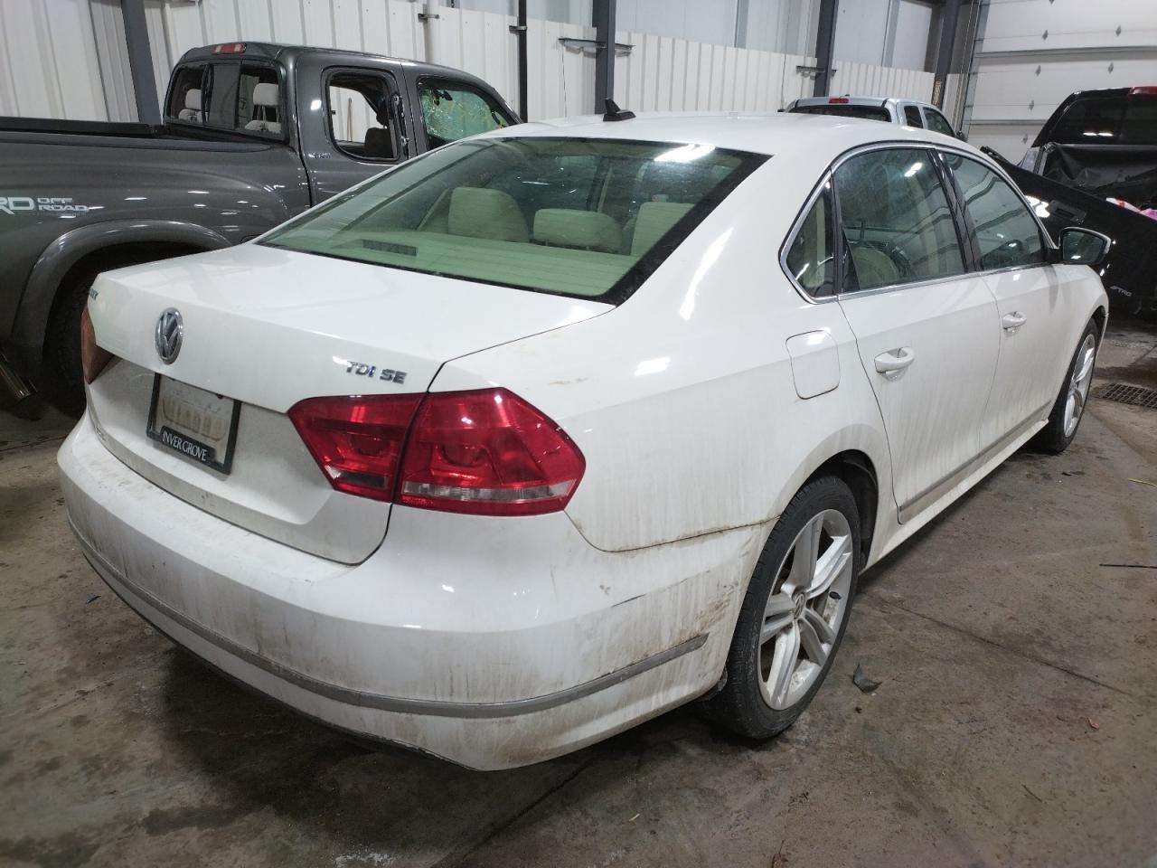 Photo 4 from auction – 2014 VOLKSWAGEN PASSAT SE with VIN 1VWBN7A32EC093201
