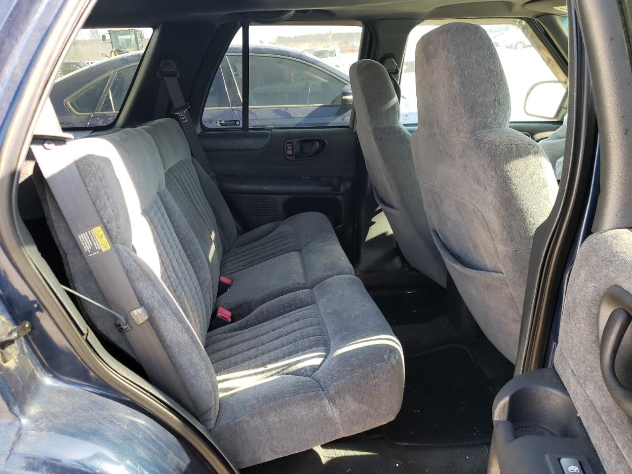 Photo 6 from auction – 2002 CHEVROLET BLAZER with VIN 1GNDT13WX2K184862