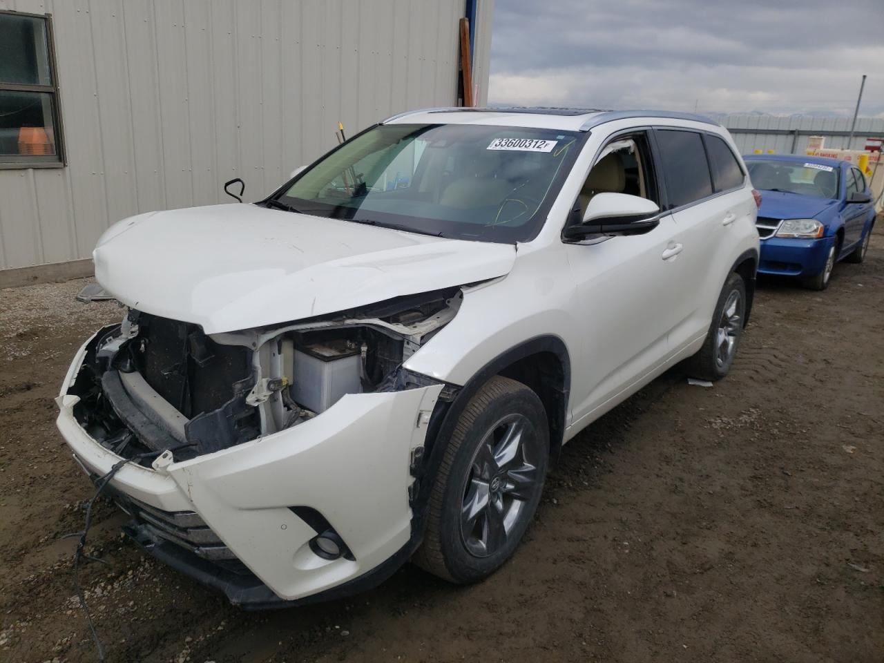 Photo 2 from auction – 2018 TOYOTA HIGHLANDER with VIN 5TDDZRFH7JS800611
