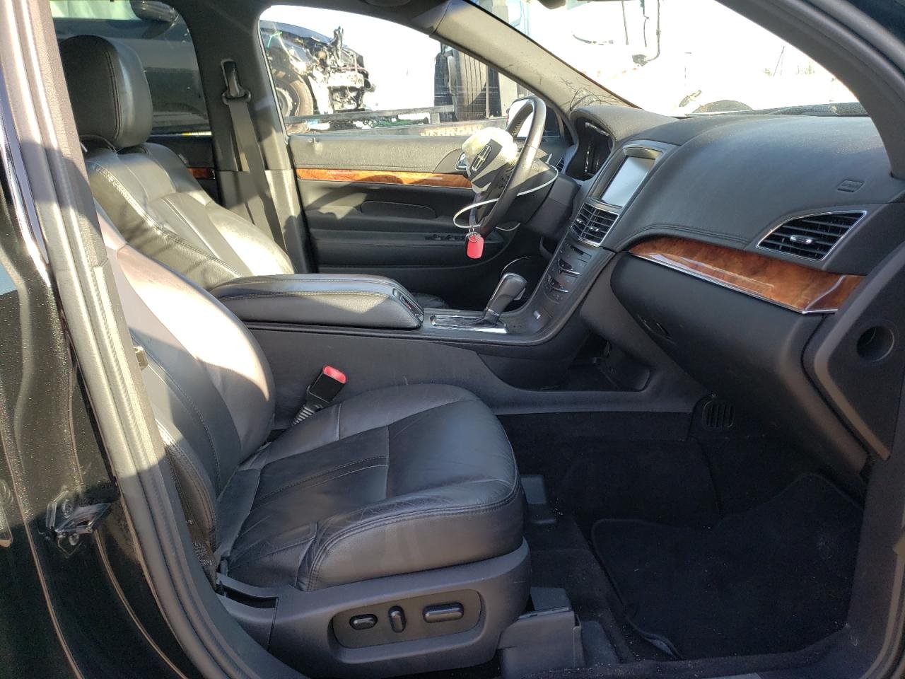 Photo 5 from auction – 2014 LINCOLN MKT with VIN 2LMHJ5NK8EBL57732