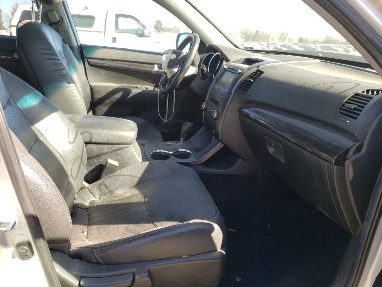 Photo 5 from auction – 2011 KIA SORENTO EX with VIN 5XYKUDA22BG044910