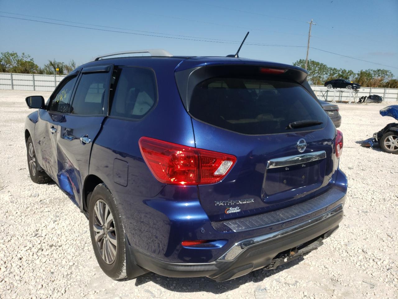 Photo 3 from auction – 2017 NISSAN PATHFINDER with VIN 5N1DR2MN1HC605806