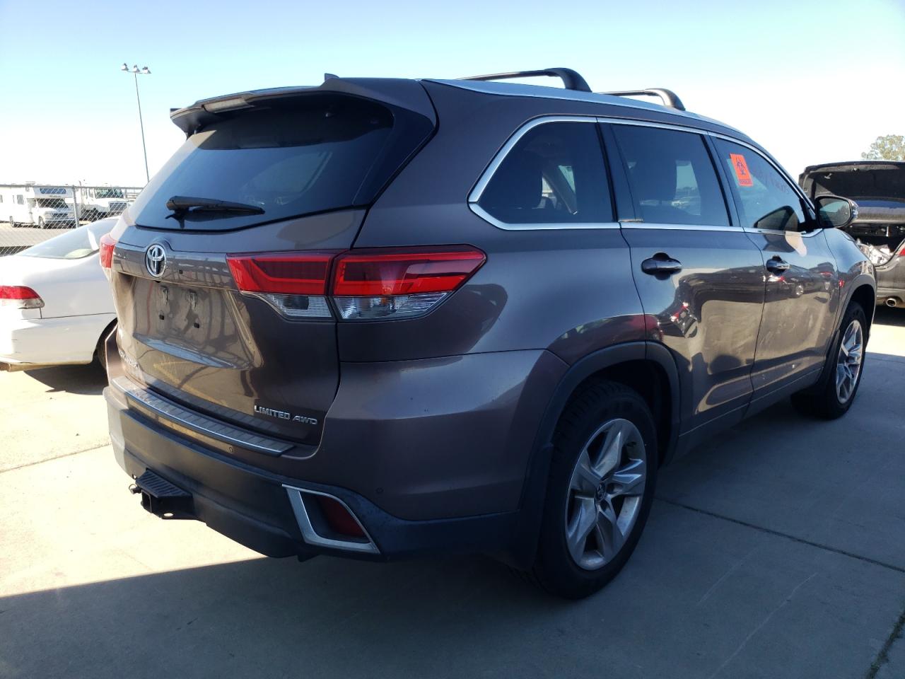 Photo 4 from auction – 2018 TOYOTA HIGHLANDER with VIN 5TDDZRFH8JS846478