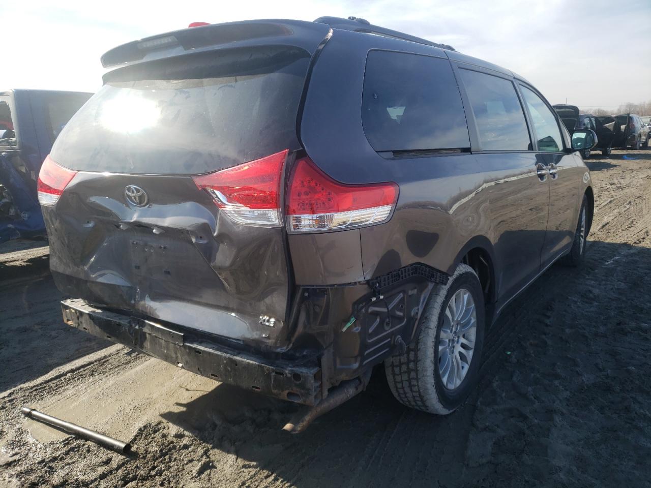 Photo 4 from auction – 2013 TOYOTA SIENNA XLE with VIN 5TDYK3DC0DS359242