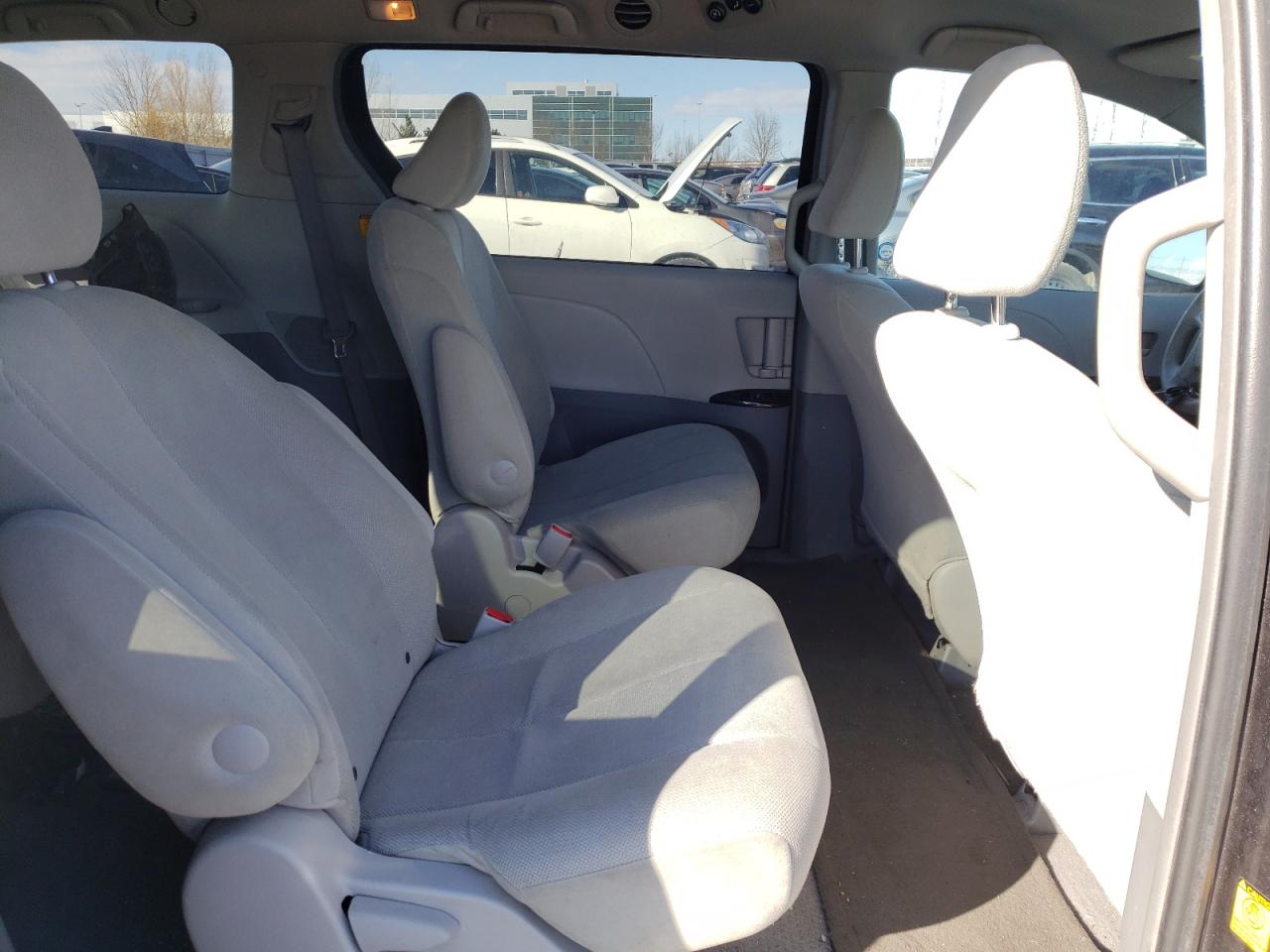 Photo 6 from auction – 2011 TOYOTA SIENNA with VIN 5TDZK3DC3BS027989