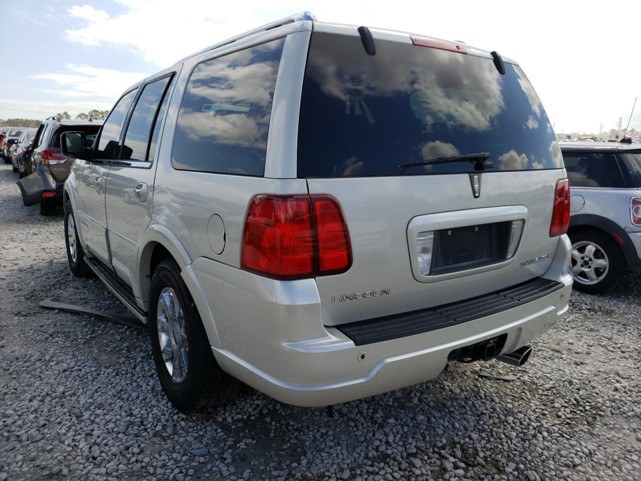 Photo 3 from auction – 2004 LINCOLN NAVIGATOR with VIN 5LMFU27R74LJ35777