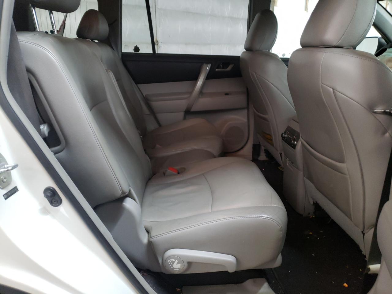 Photo 6 from auction – 2011 TOYOTA HIGHLANDER with VIN 5TDBK3EH2BS079674
