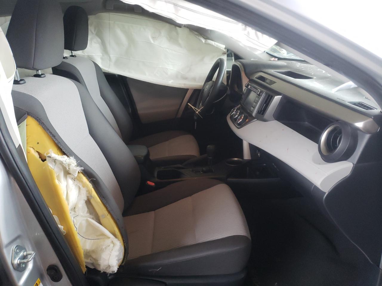 Photo 5 from auction – 2015 TOYOTA RAV4 LE with VIN JTMBFREV1FJ045936