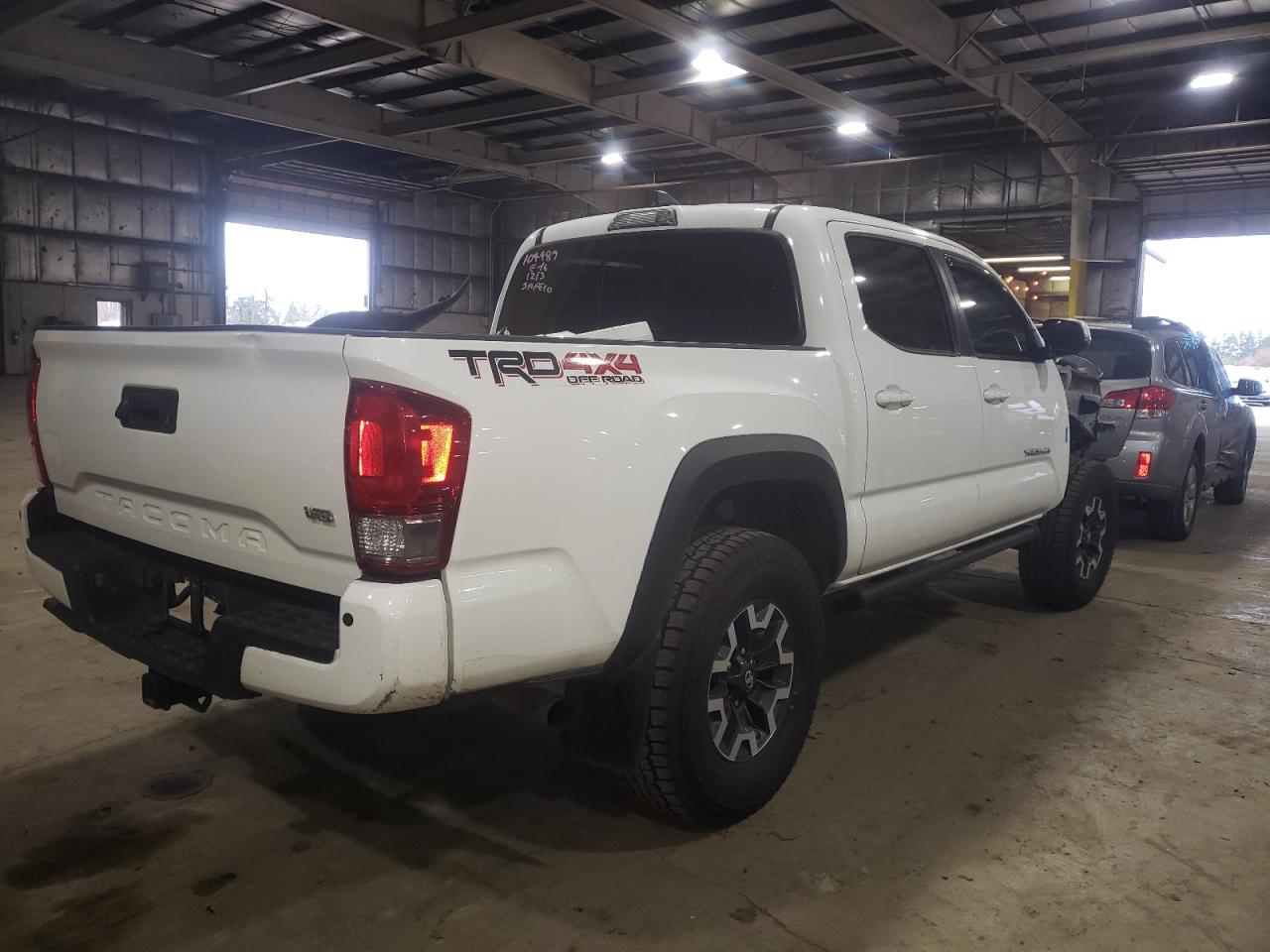 Photo 4 from auction – 2017 TOYOTA TACOMA DOU with VIN 3TMCZ5AN9HM087903