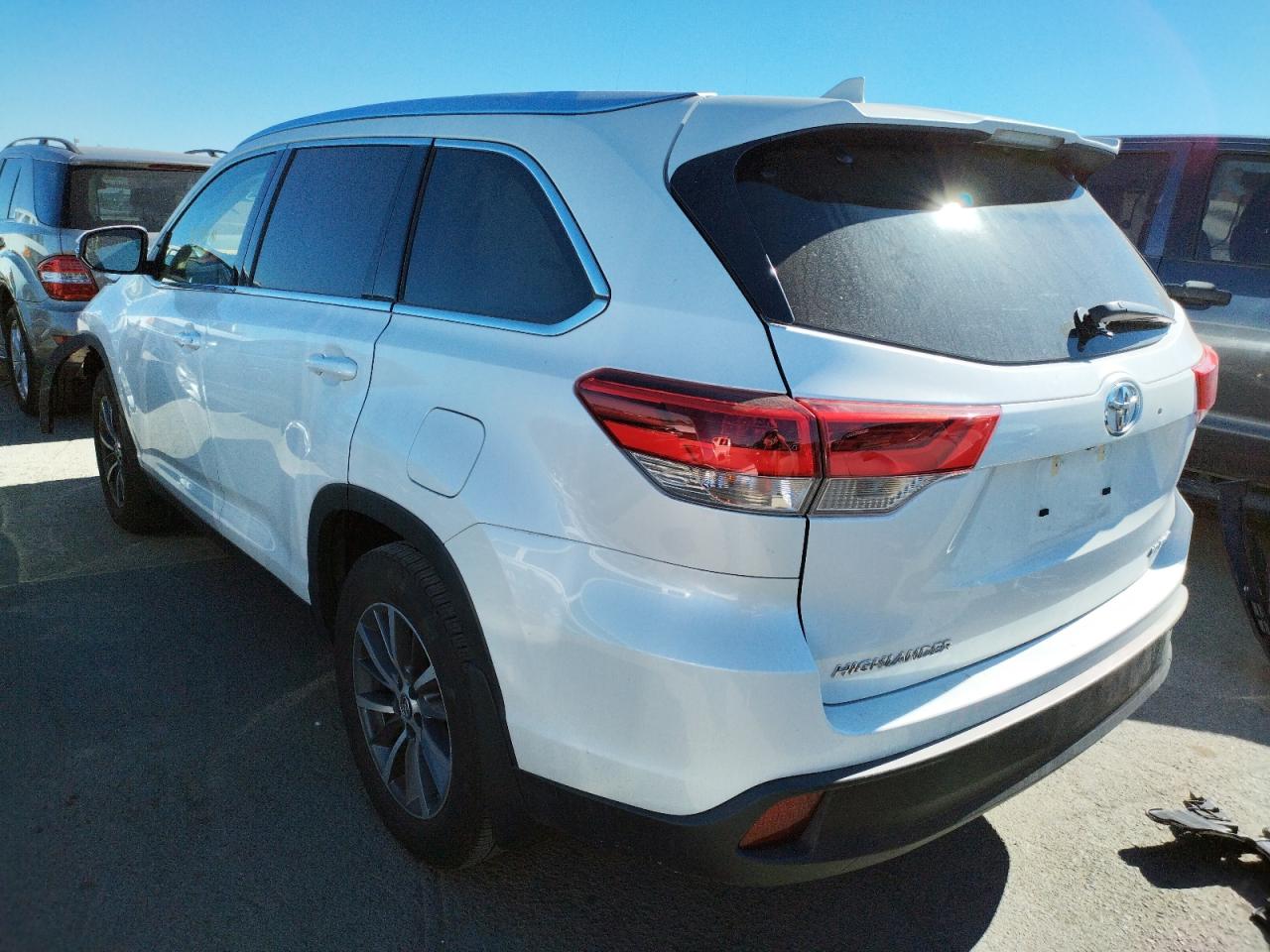 Photo 3 from auction – 2019 TOYOTA HIGHLANDER with VIN 5TDJZRFH6KS592158
