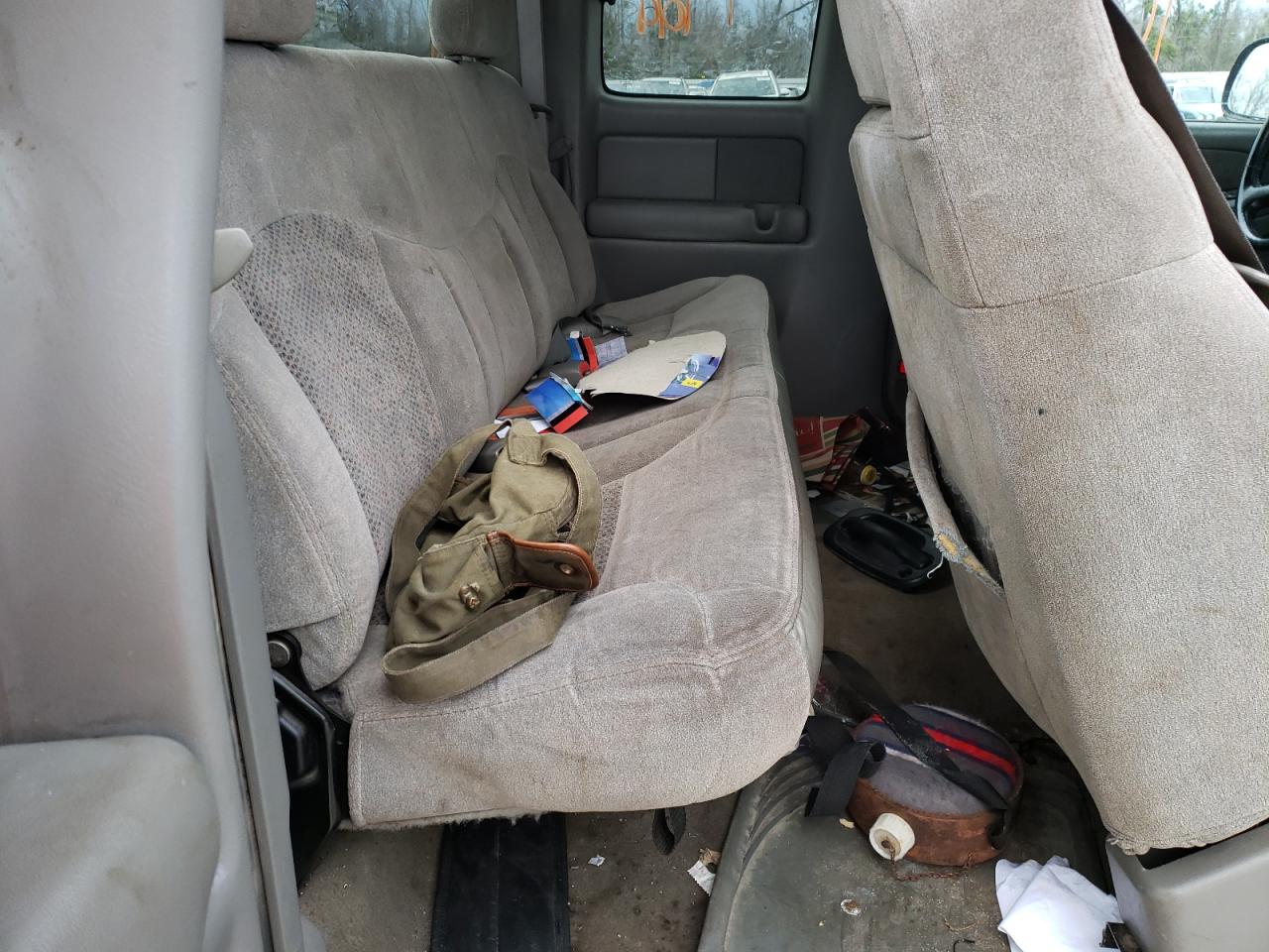 Photo 6 from auction – 2000 CHEVROLET SILVERADO with VIN 1GCEC19T4YZ181305