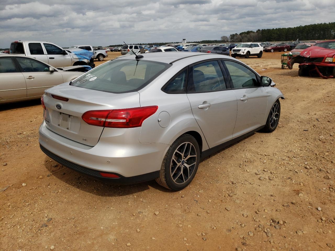 Zdjęcie 4 z aukcji – 2017 FORD FOCUS SEL z VIN 1FADP3H29HL342096