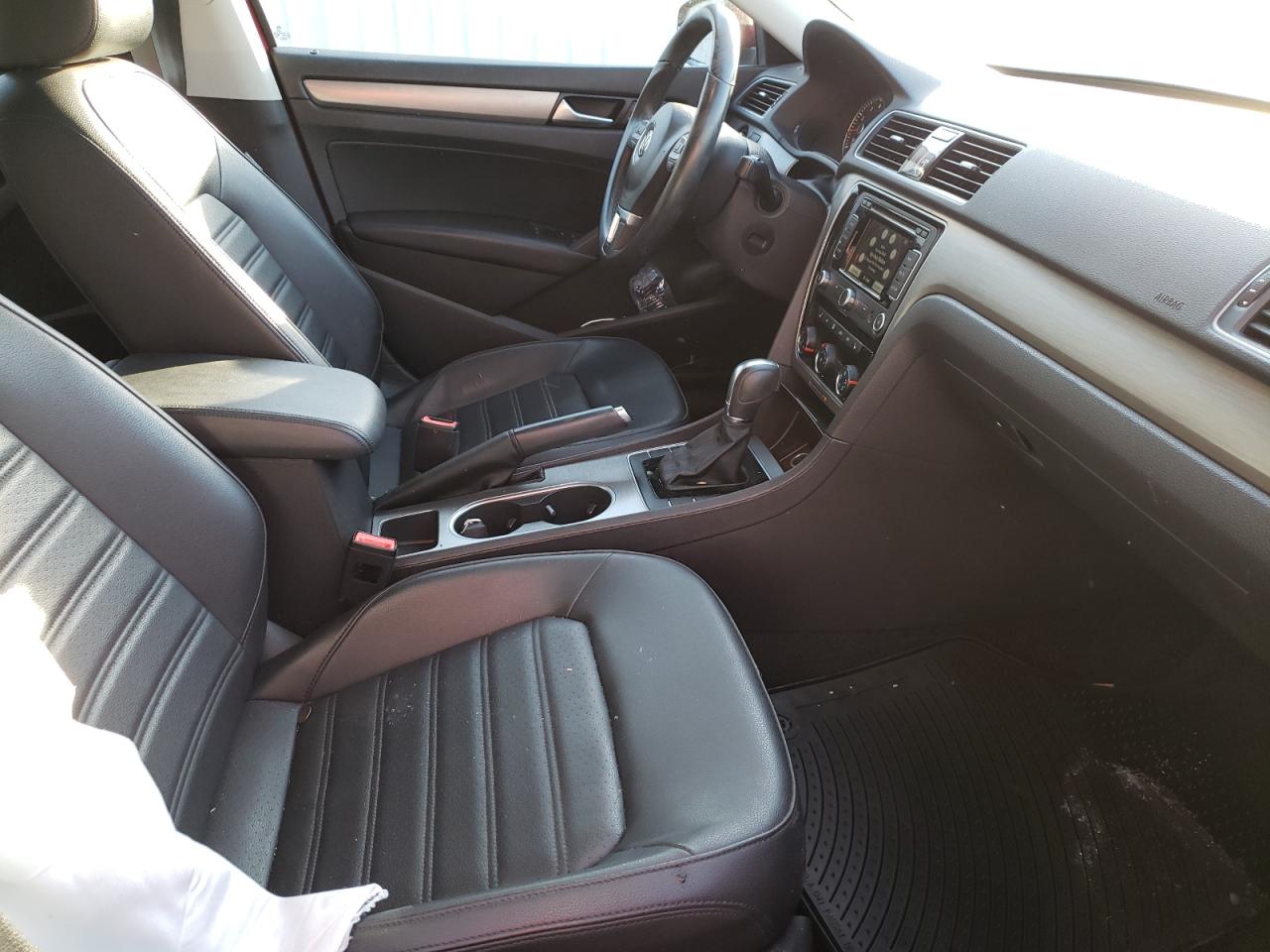 Photo 5 from auction – 2015 VOLKSWAGEN PASSAT SE with VIN 1VWBT7A33FC122471