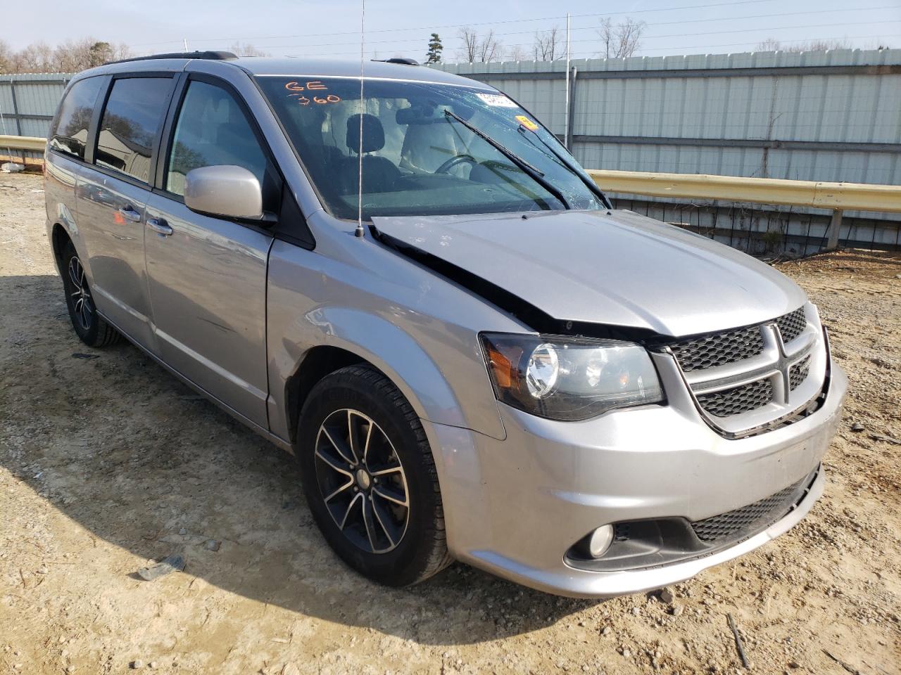 DODGE GRAND CARA 2018 with VIN 2C4RDGEG5JR200731 - Photo from auction