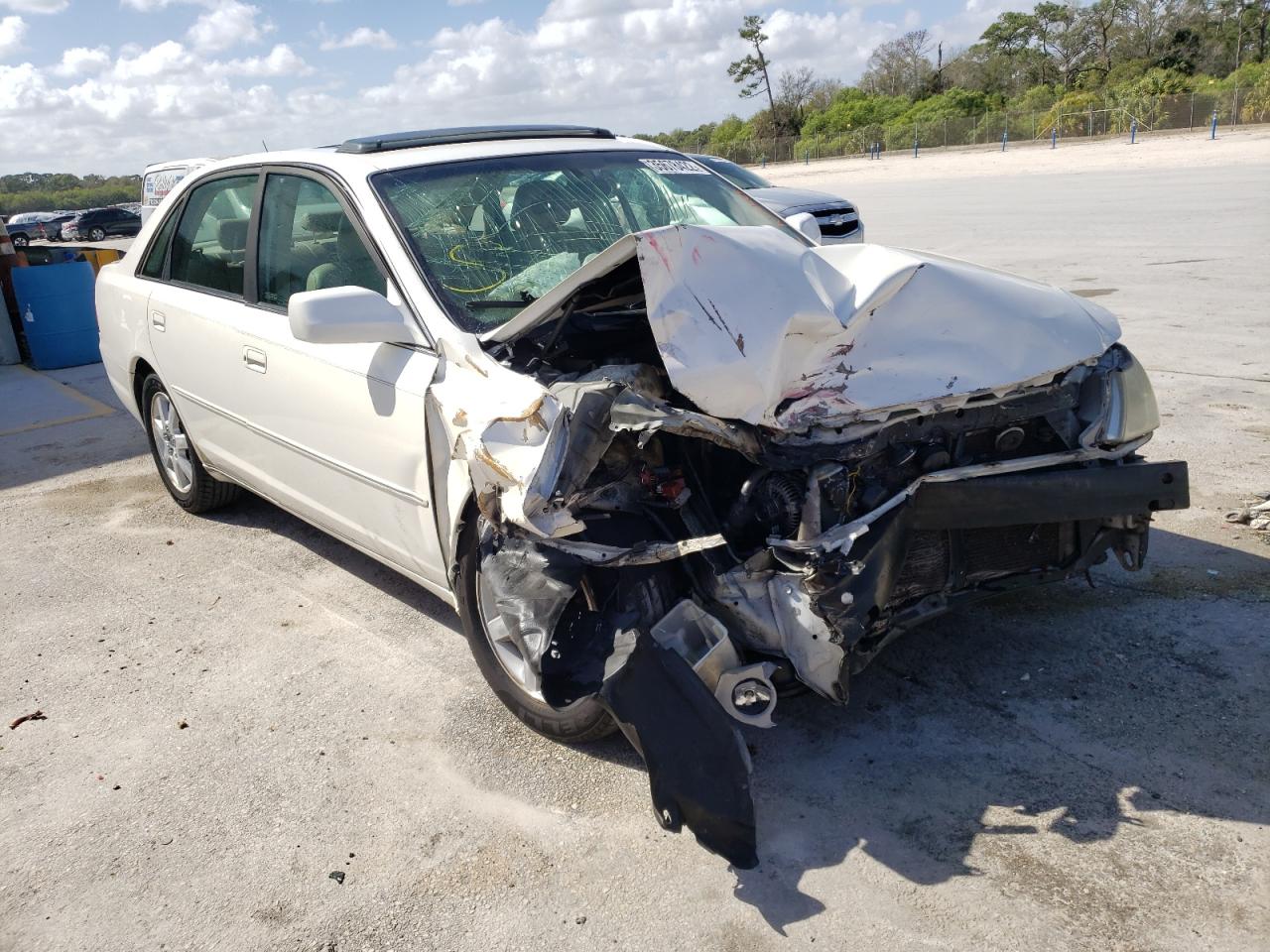 TOYOTA AVALON XL 2000 with VIN 4T1BF28B7YU076842 - Photo from auction
