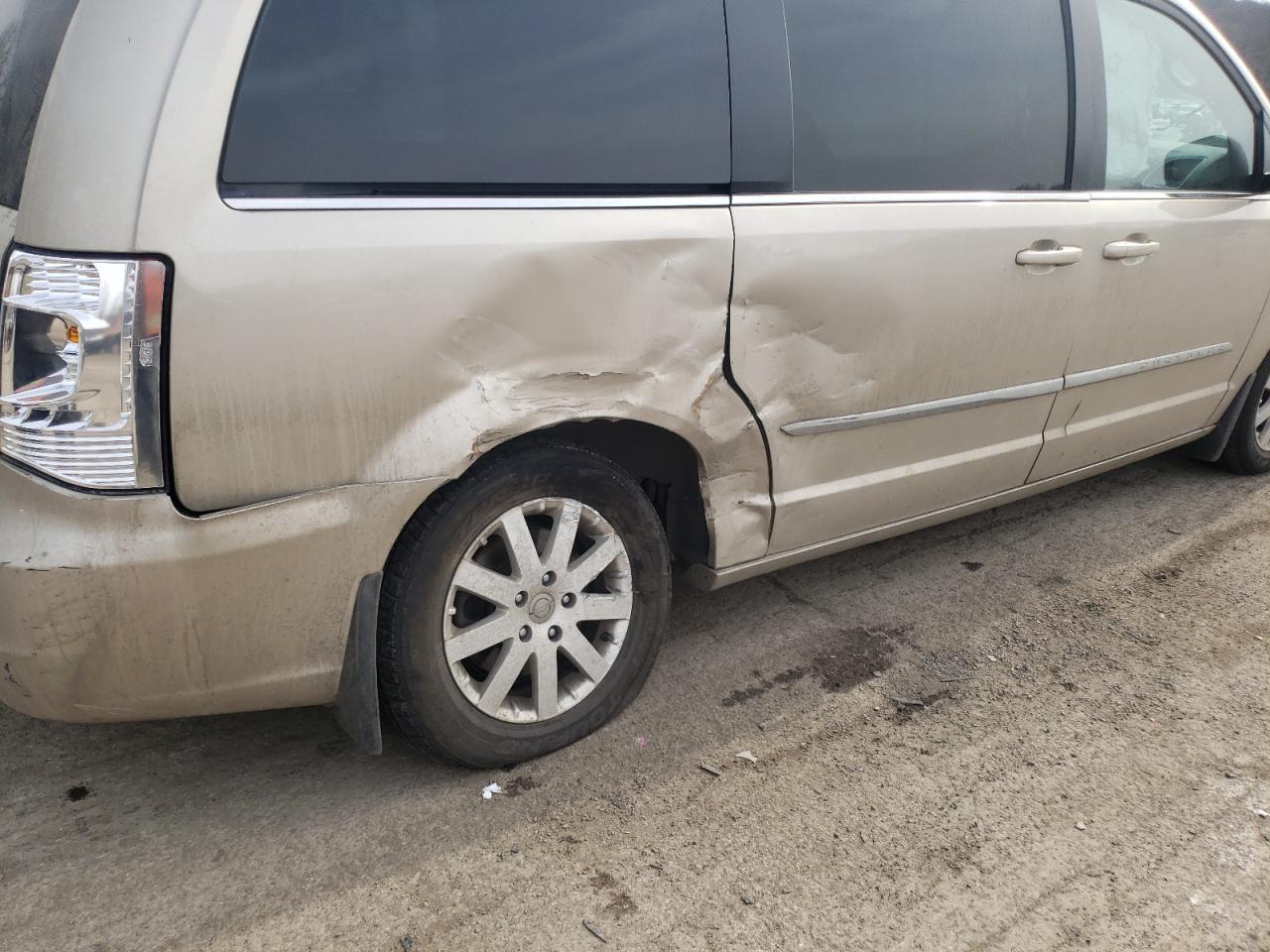 Photo 9 from auction – 2015 CHRYSLER TOWN & COU with VIN 2C4RC1BG2FR571938
