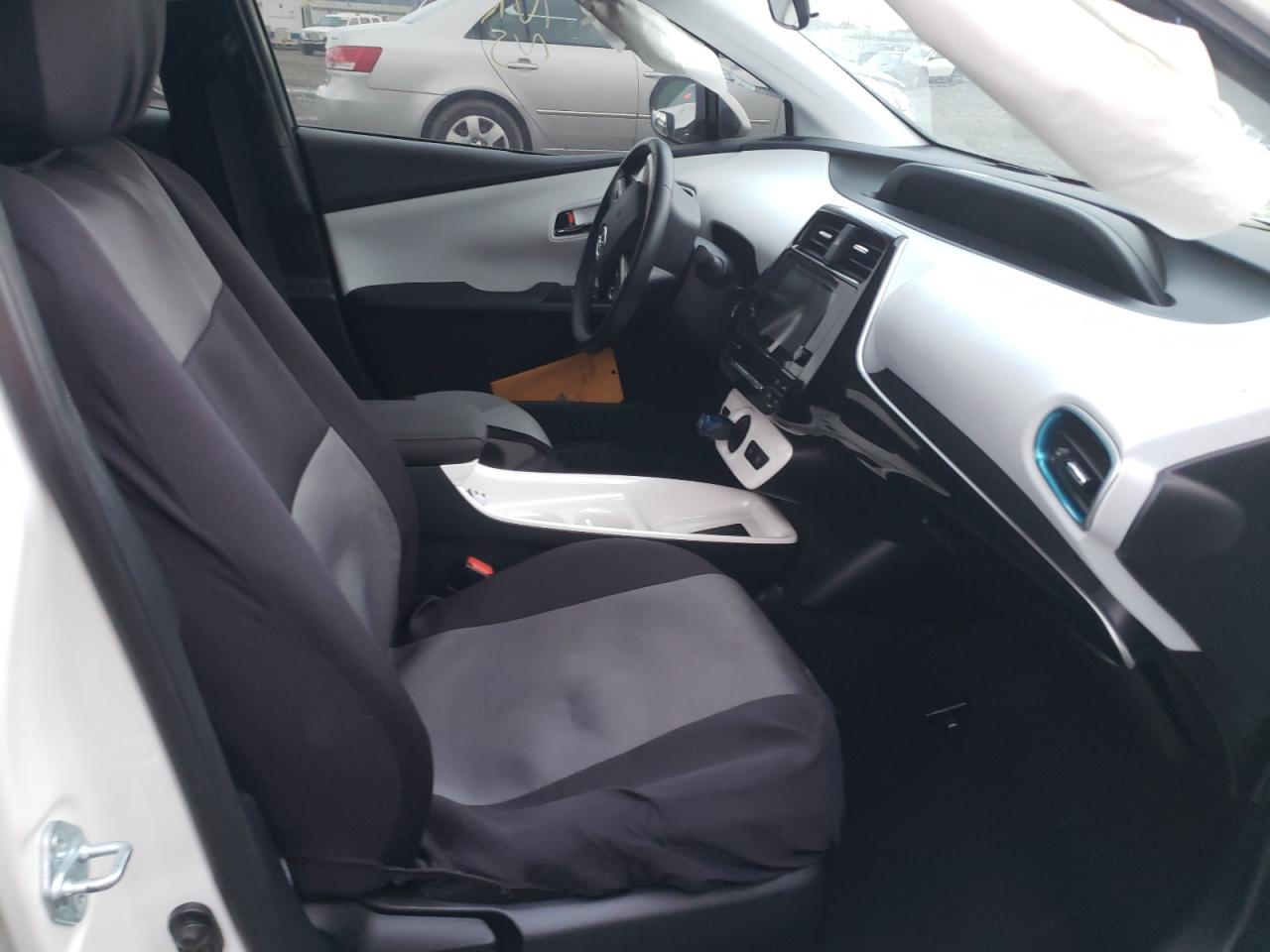 Photo 5 from auction – 2016 TOYOTA PRIUS with VIN JTDKARFU0G3021623