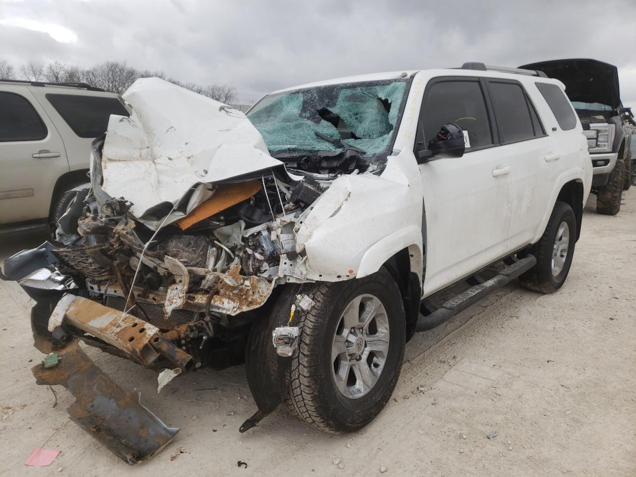 Photo 2 from auction – 2022 TOYOTA 4RUNNER SR with VIN JTEEU5JR1N5258974