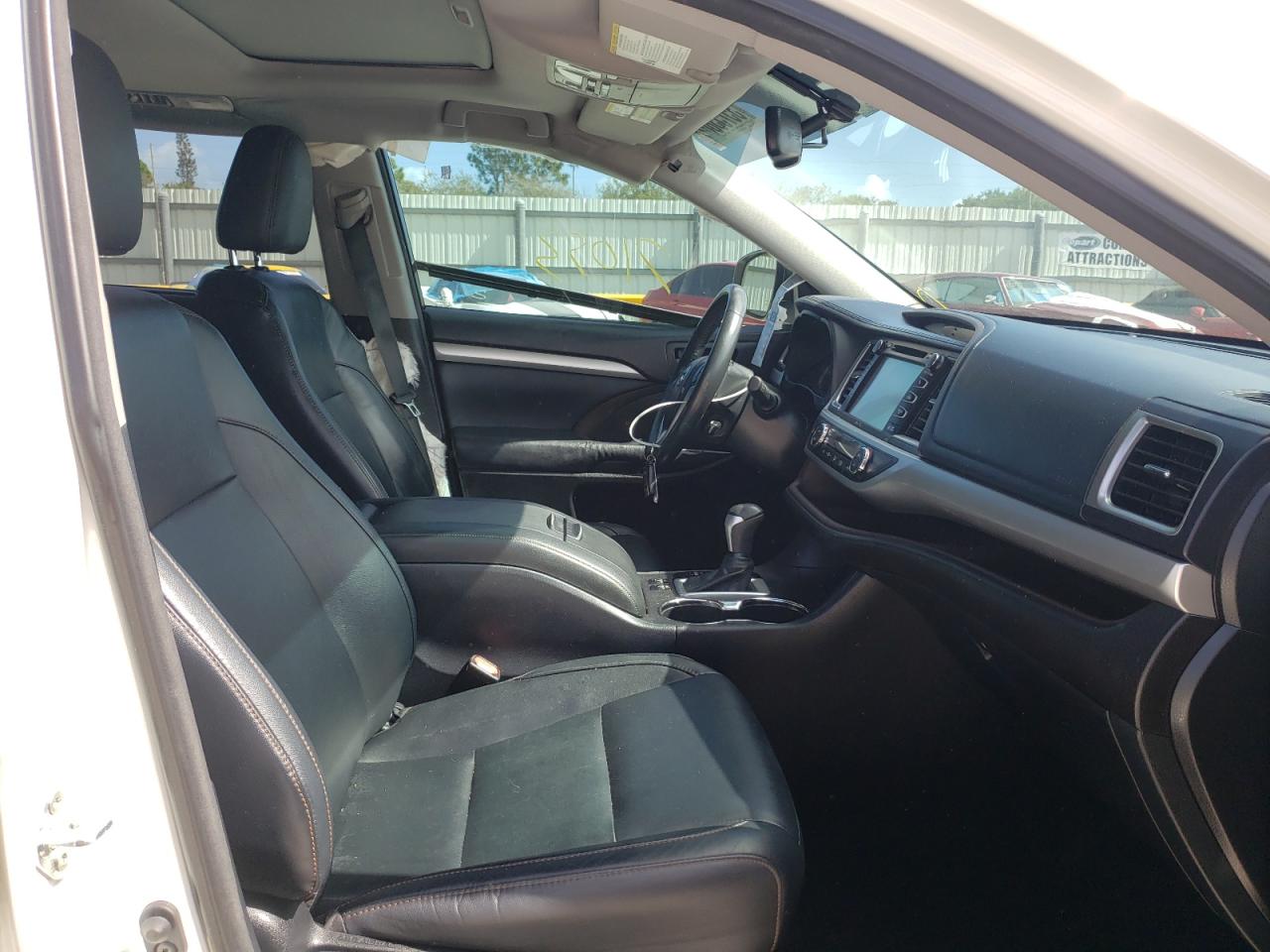 Photo 5 from auction – 2014 TOYOTA HIGHLANDER with VIN 5TDKKRFH7ES031030