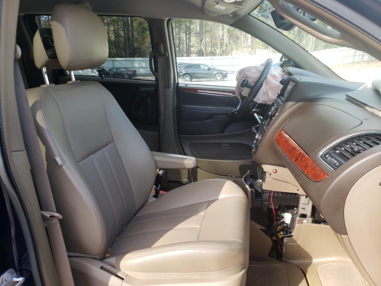 Photo 5 from auction – 2014 CHRYSLER TOWN & COU with VIN 2C4RC1CG4ER330282