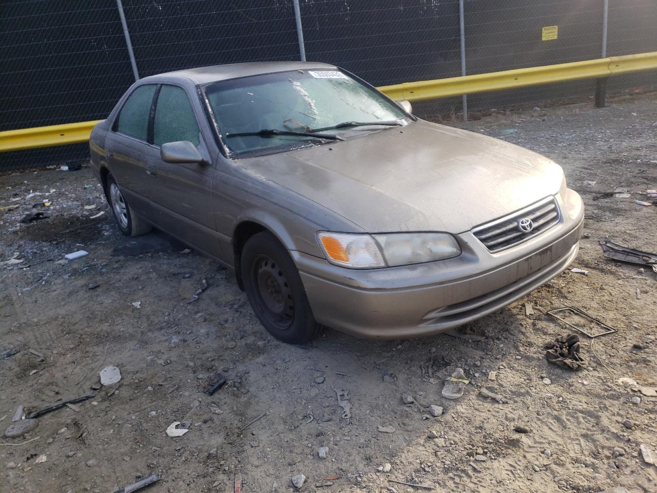 TOYOTA CAMRY CE 2000 with VIN 4T1BG22K5YU705990 - Photo from auction
