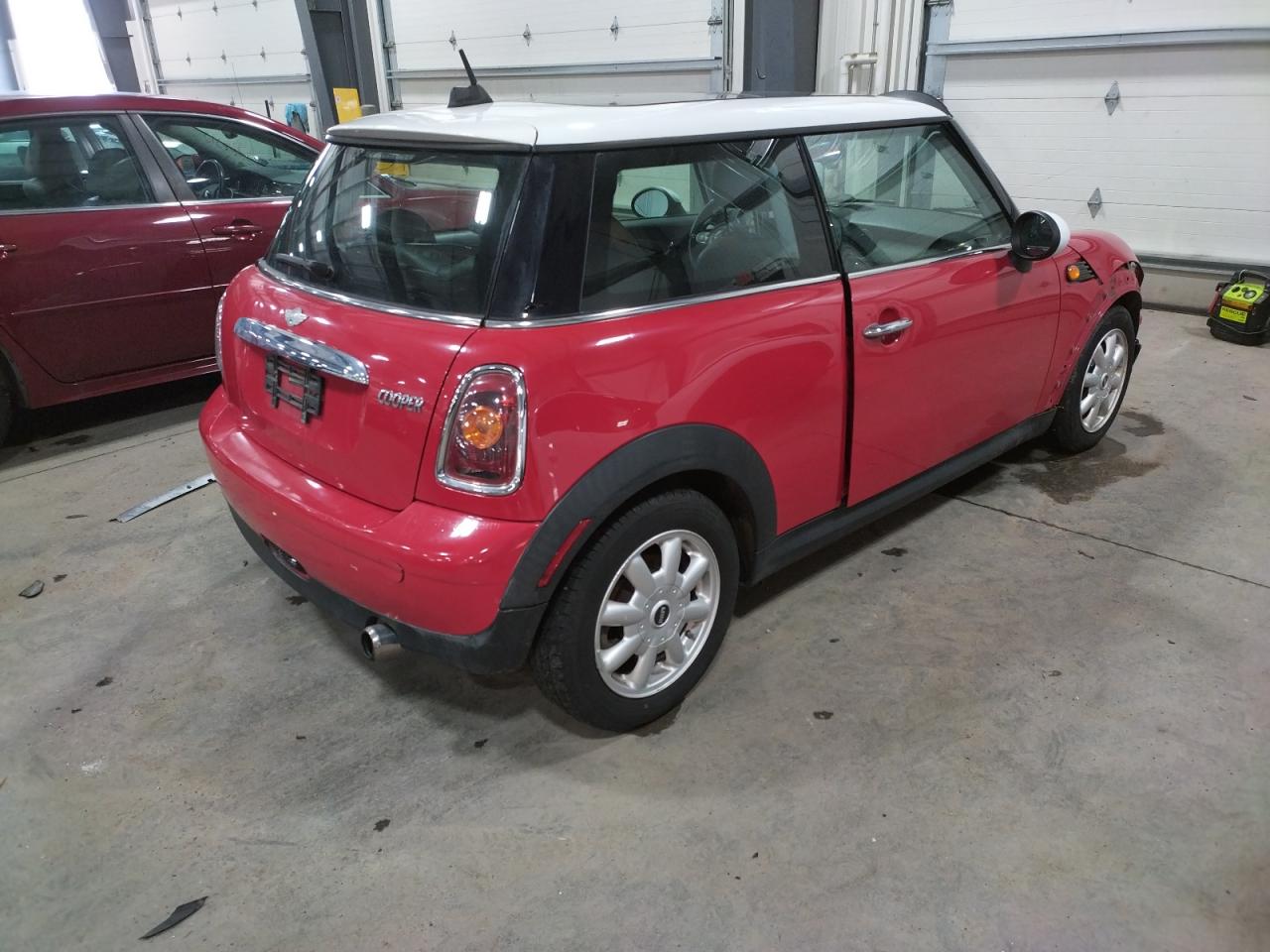 Photo 4 from auction – 2009 MINI COOPER with VIN WMWMF33579TW72431