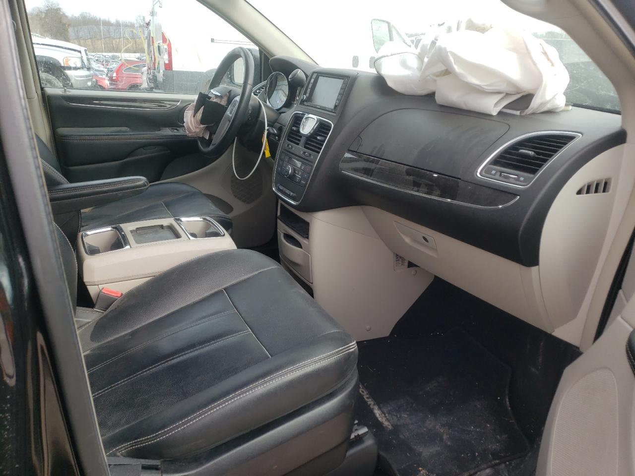 Photo 5 from auction – 2016 CHRYSLER TOWN & COU with VIN 2C4RC1BG8GR295802