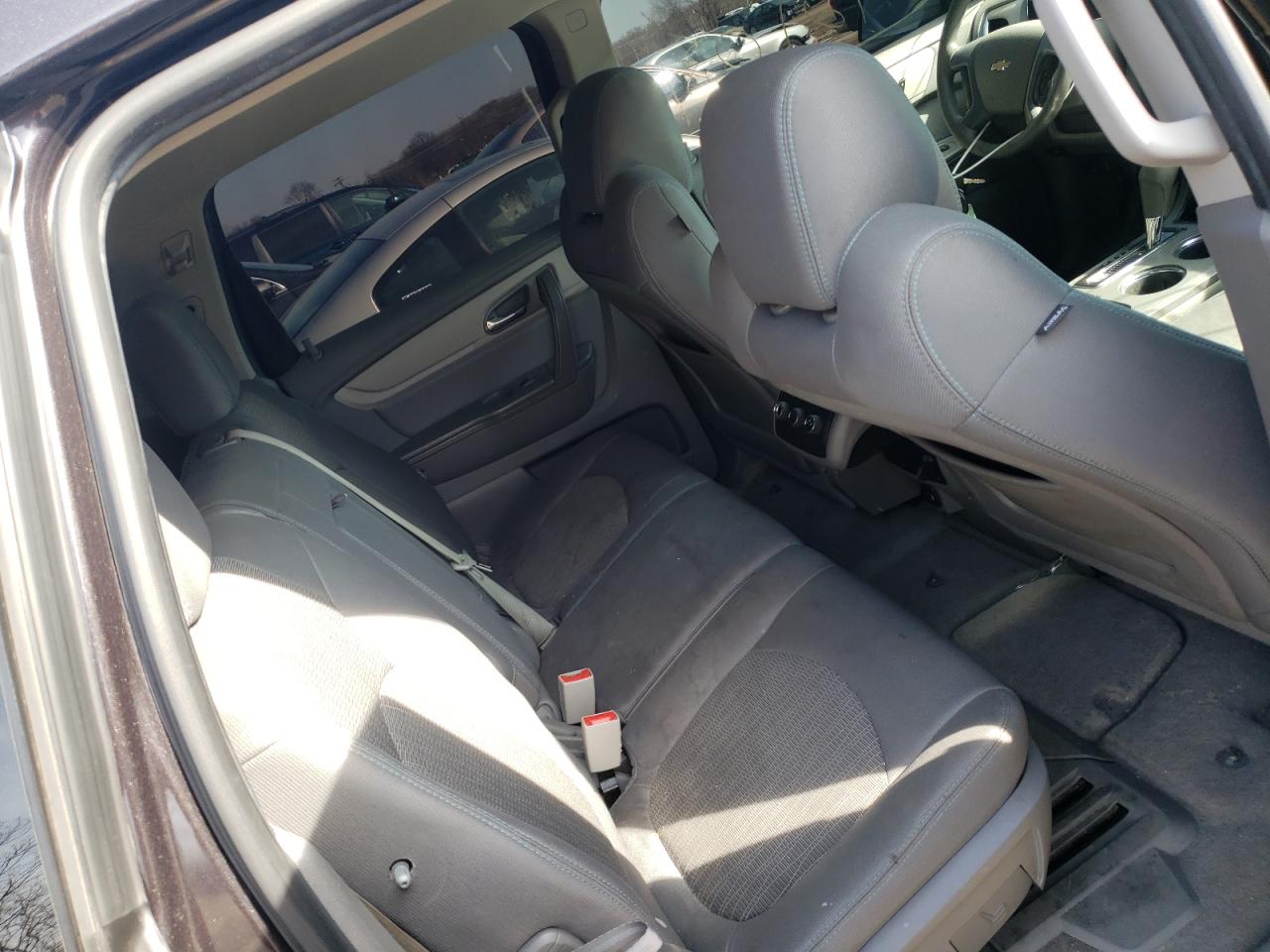 Photo 6 from auction – 2017 CHEVROLET TRAVERSE L with VIN 1GNKRFKD6HJ297998