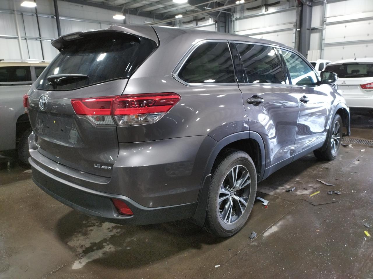 Photo 4 from auction – 2019 TOYOTA HIGHLANDER with VIN 5TDBZRFHXKS743927