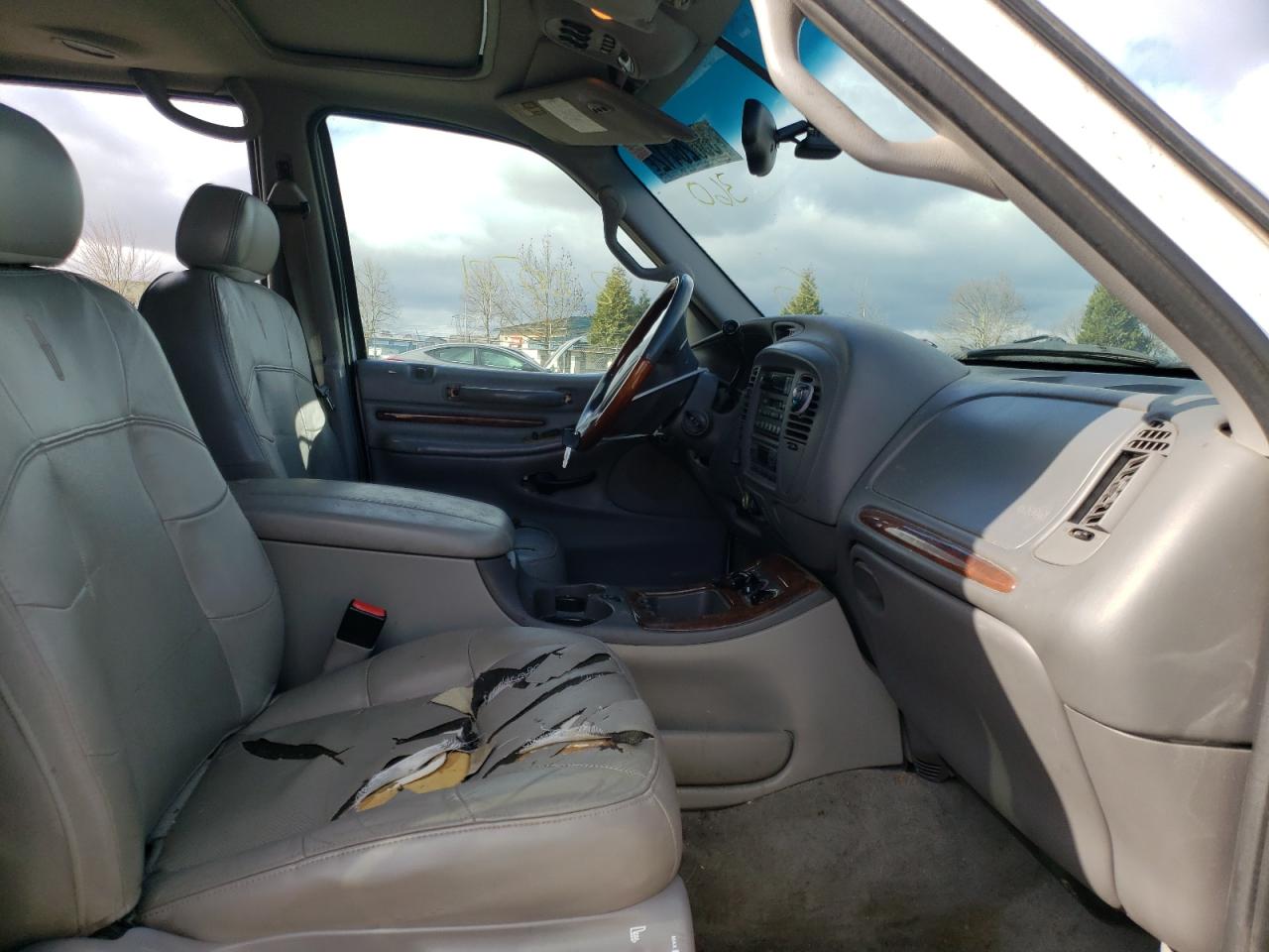 Photo 5 from auction – 2001 LINCOLN NAVIGATOR with VIN 5LMFU28R81LJ10588