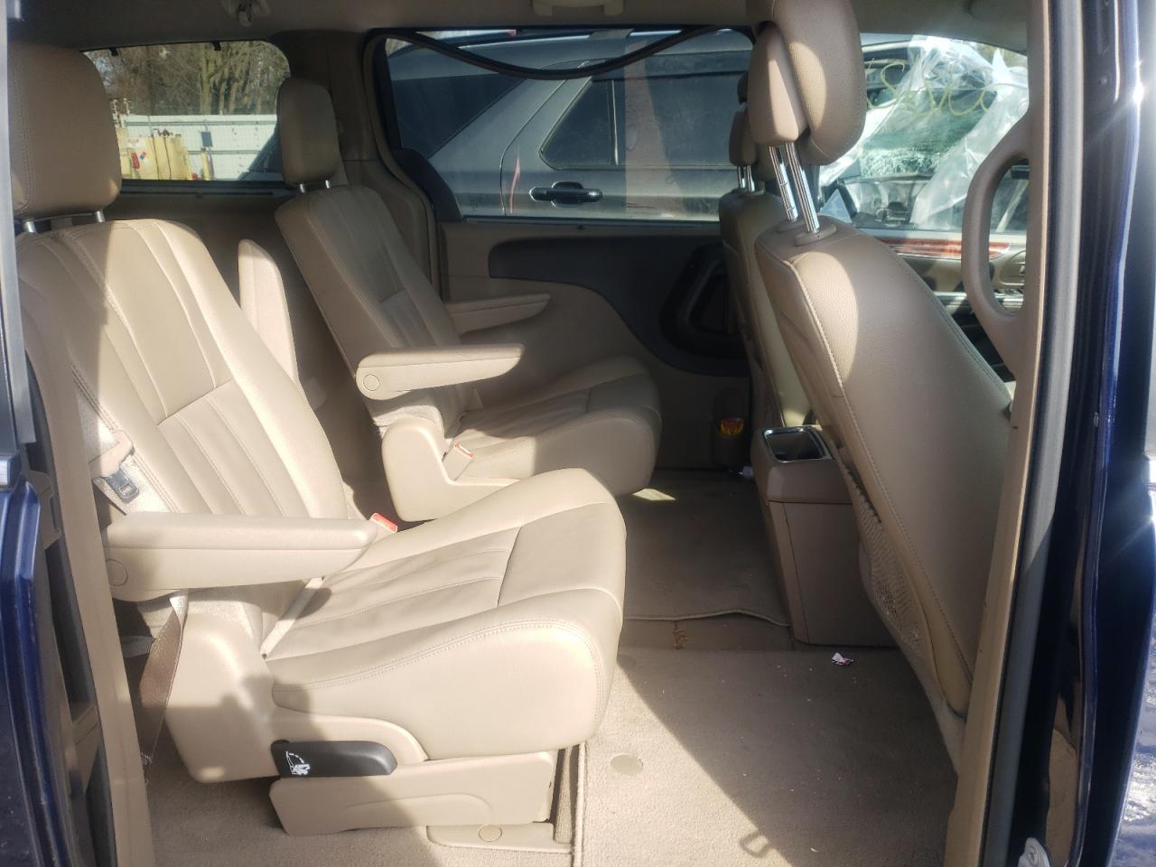 Photo 6 from auction – 2015 CHRYSLER TOWN & COU with VIN 2C4RC1BGXFR620349