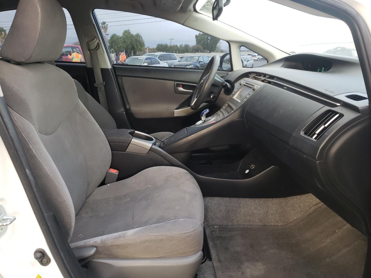 Photo 5 from auction – 2014 TOYOTA PRIUS with VIN JTDKN3DU2E1749215