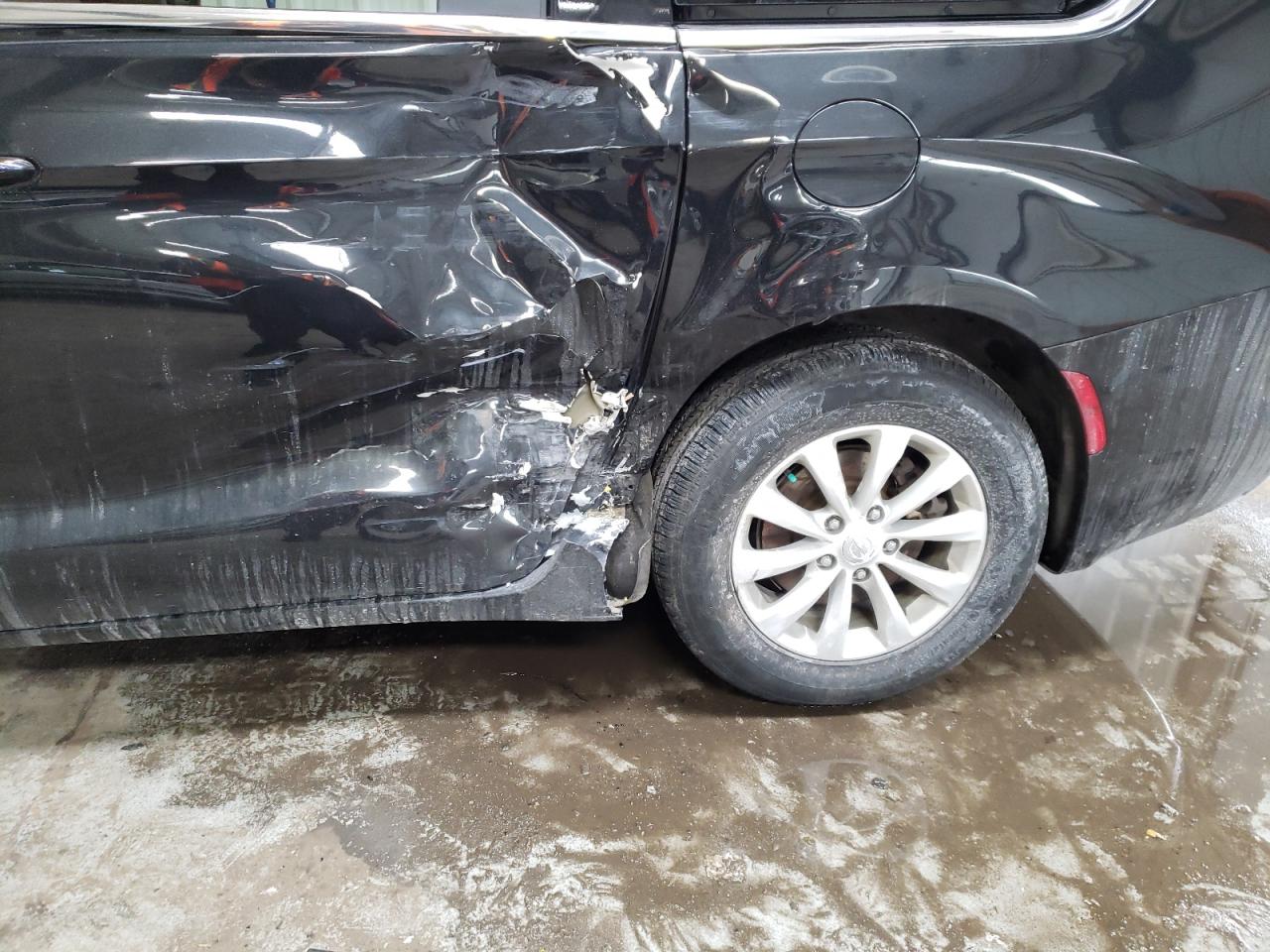 Photo 9 from auction – 2017 CHRYSLER PACIFICA T with VIN 2C4RC1DG0HR521913