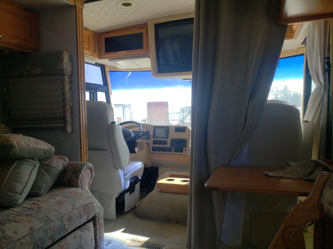 Photo 5 from auction – 2001 WINNEBAGO ADVENTURER with VIN 1FCNF53S210A16460