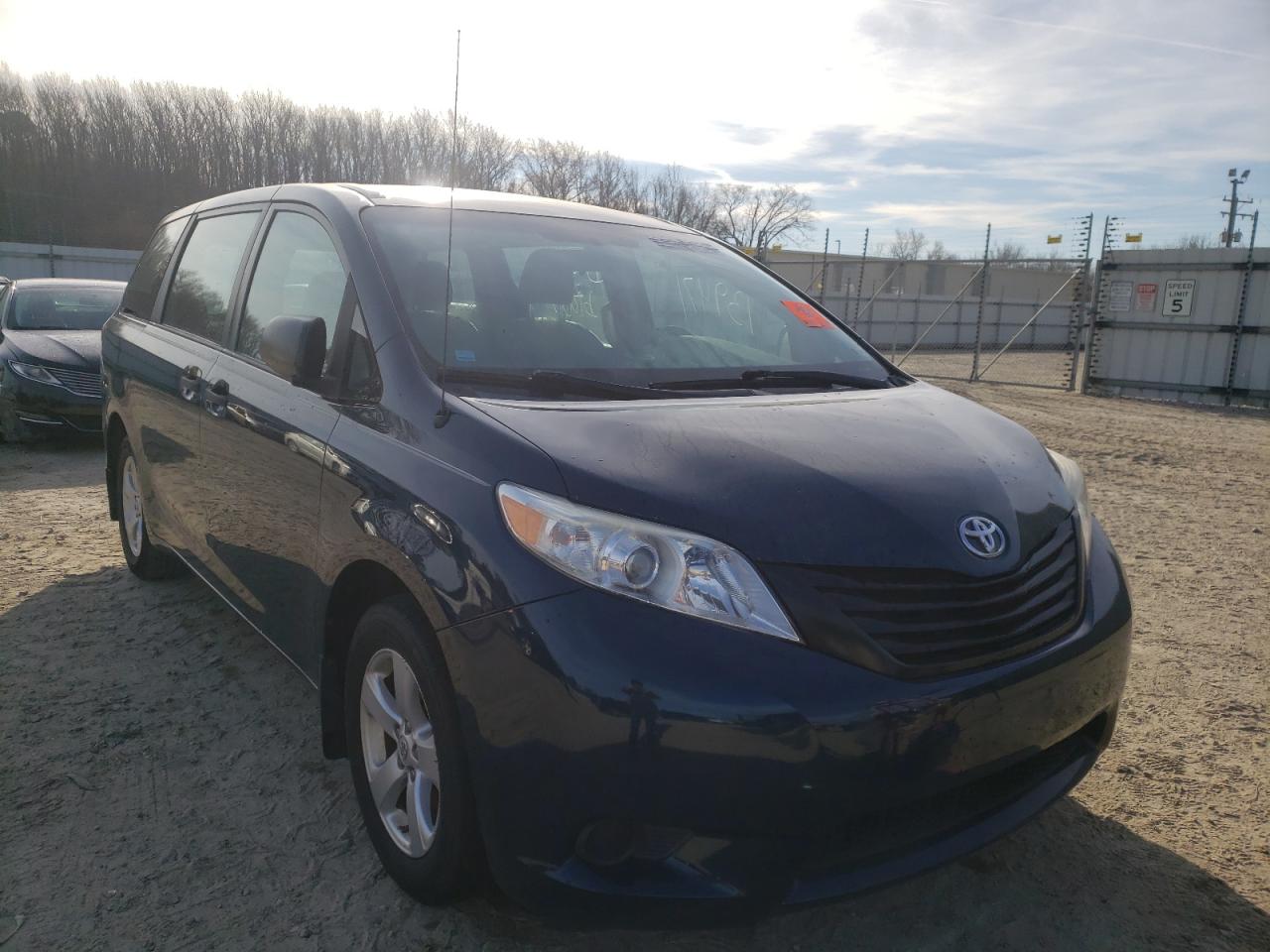 TOYOTA SIENNA 2012 with VIN 5TDKA3DCXCS016140 - Photo from auction