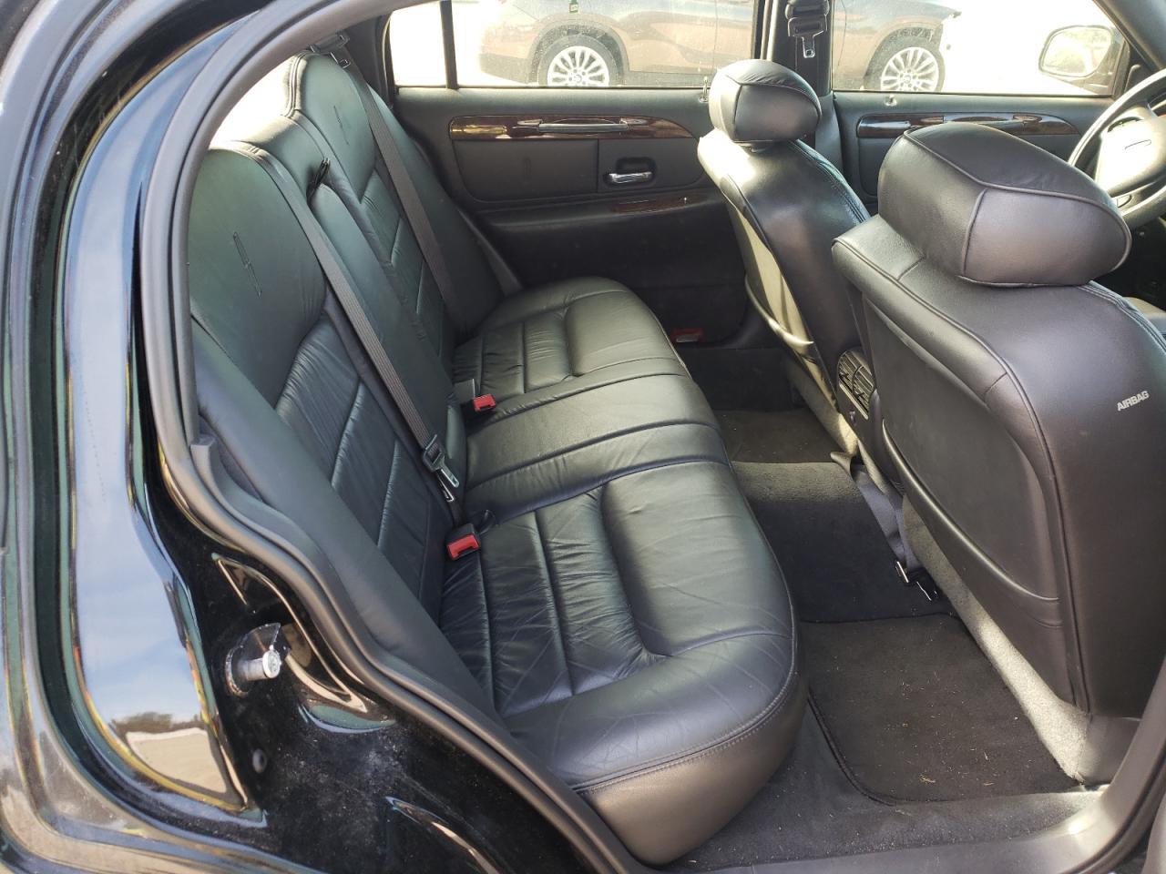 Photo 6 from auction – 2001 LINCOLN TOWN CAR E with VIN 1LNHM81W21Y610330