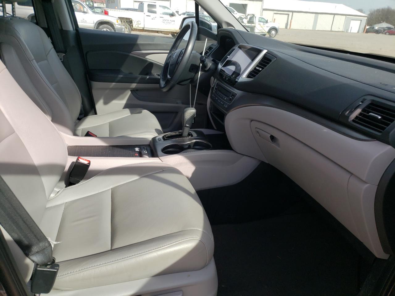 Photo 5 from auction – 2016 HONDA PILOT EXL with VIN 5FNYF6H5XGB096266