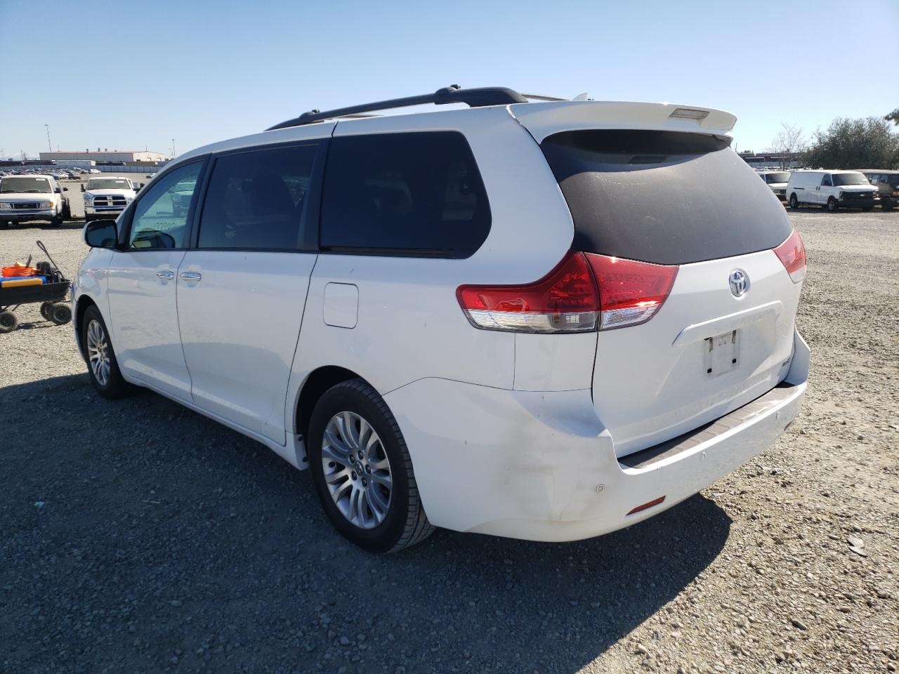 Photo 3 from auction – 2011 TOYOTA SIENNA XLE with VIN 5TDYK3DC4BS142287