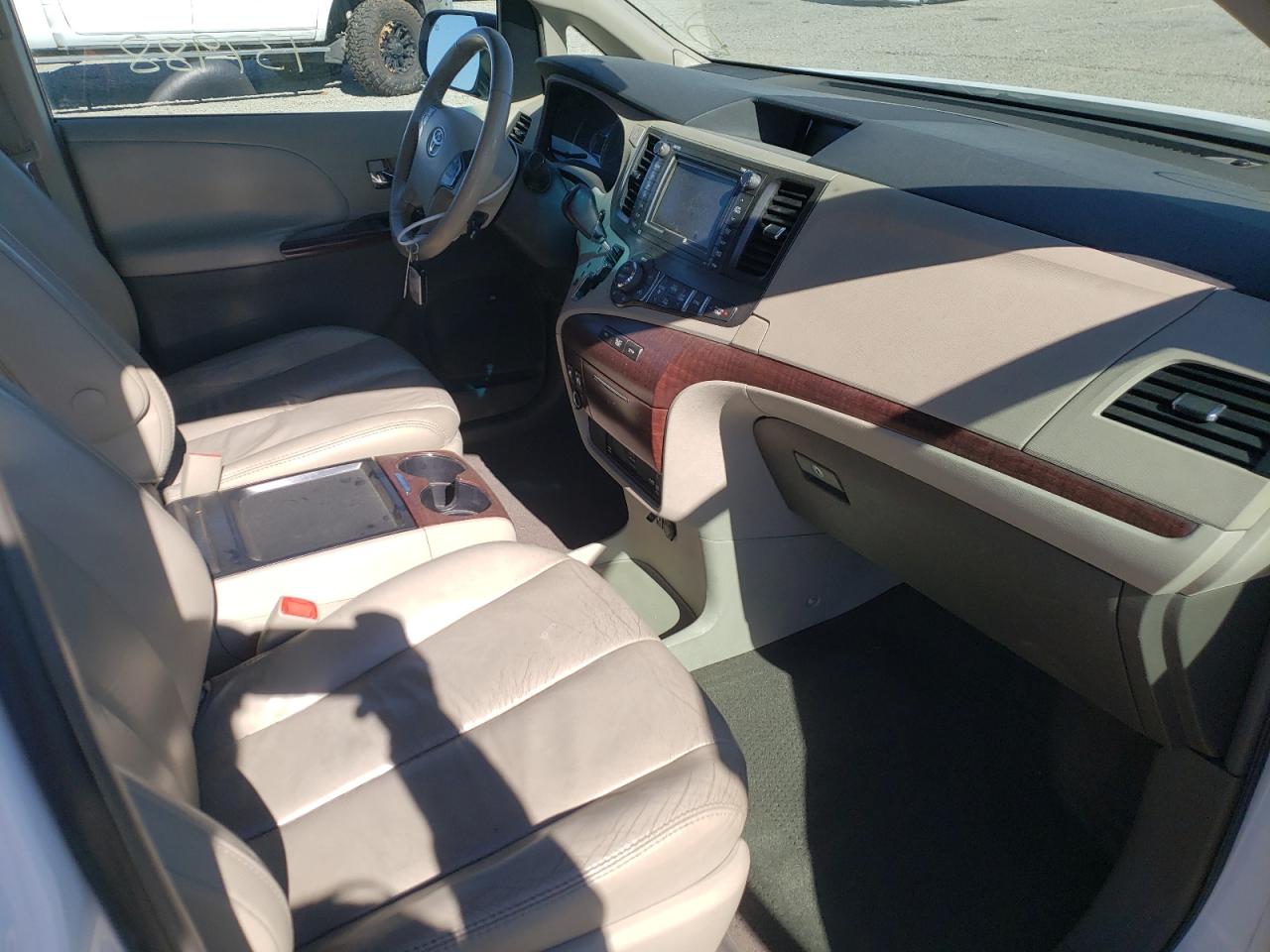 Photo 5 from auction – 2011 TOYOTA SIENNA XLE with VIN 5TDYK3DC4BS142287