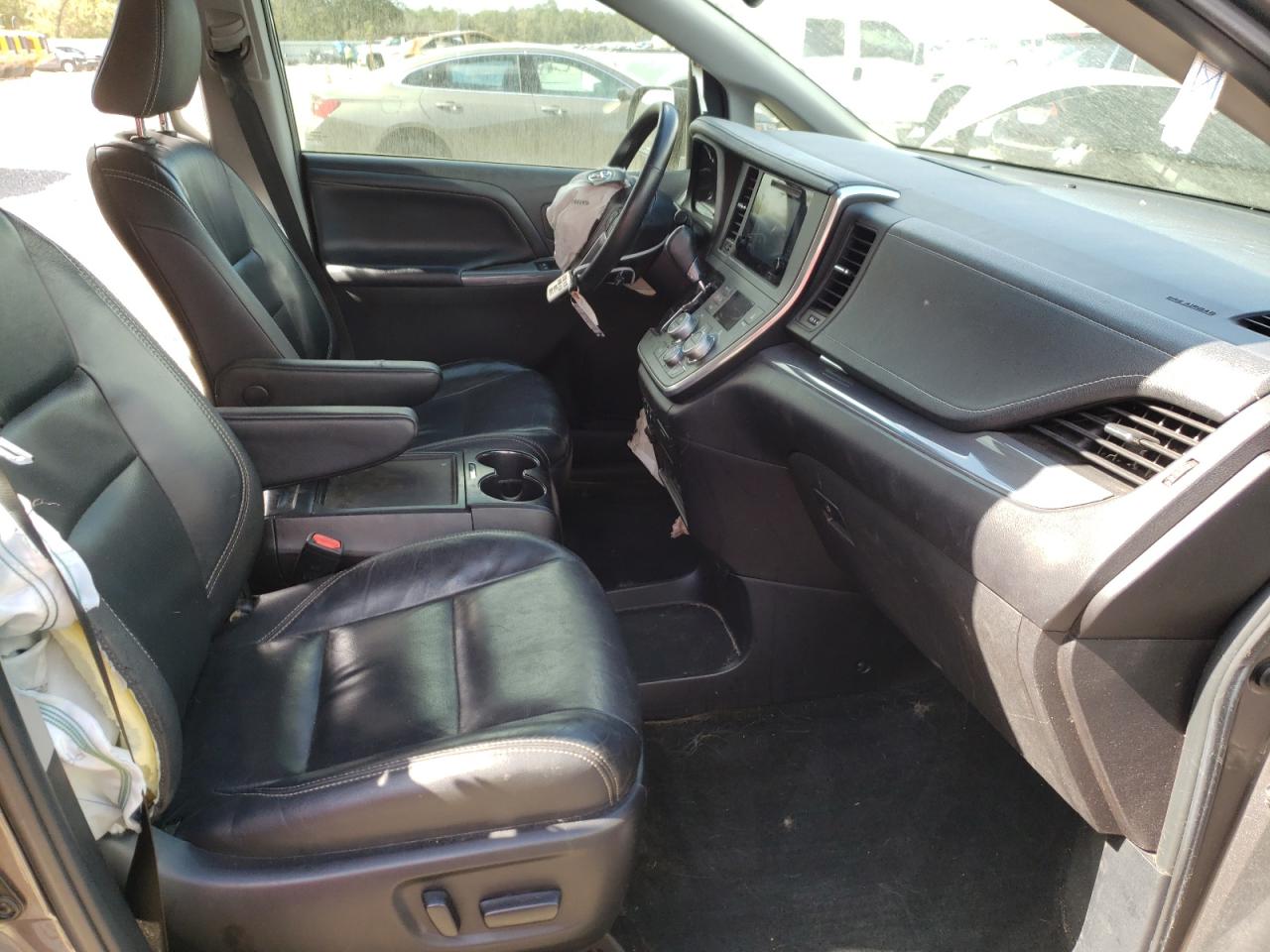 Photo 5 from auction – 2017 TOYOTA SIENNA SE with VIN 5TDXZ3DC4HS799848