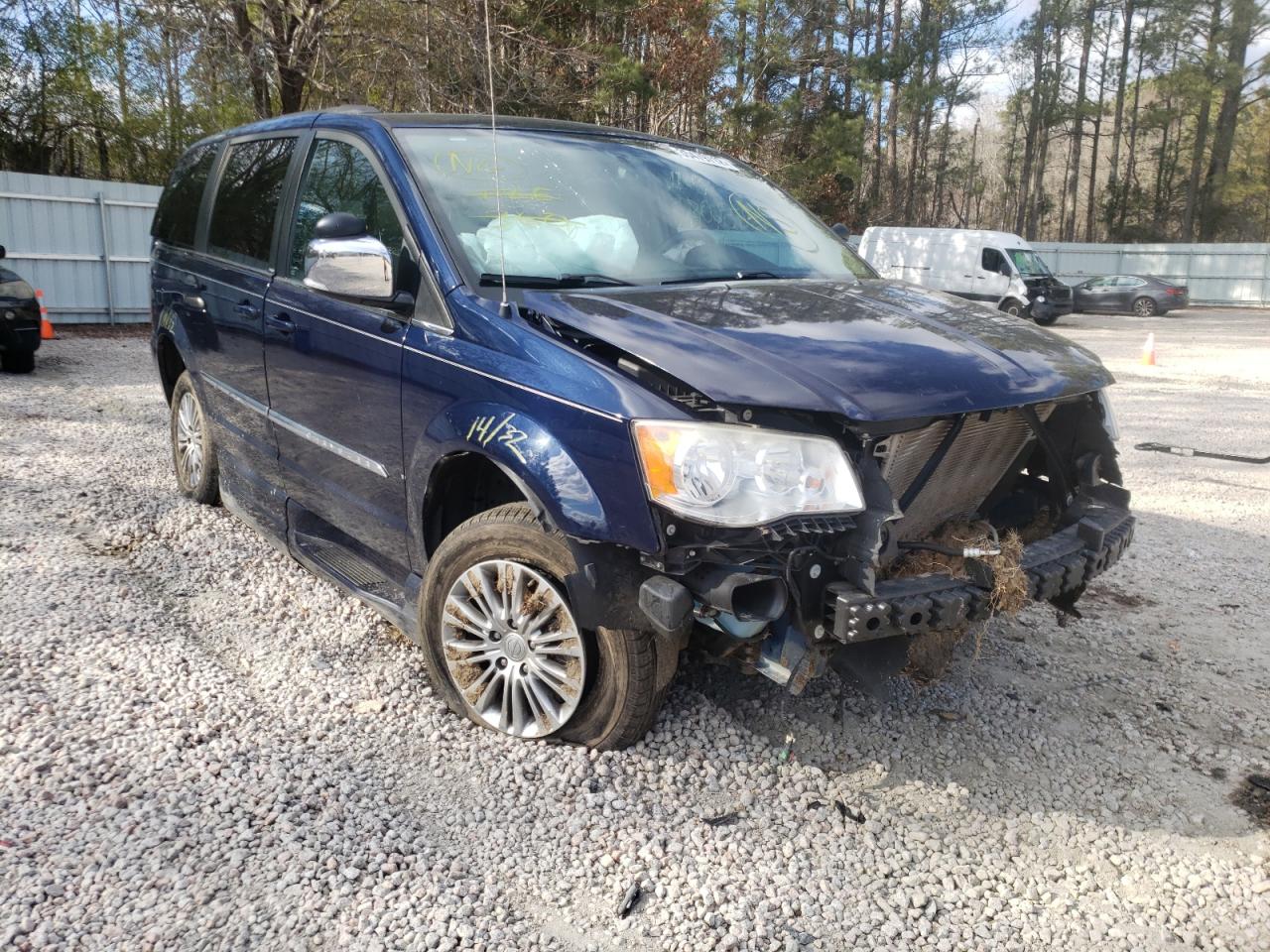 Photo 1 from auction – 2014 CHRYSLER TOWN & COU with VIN 2C4RC1CG4ER330282